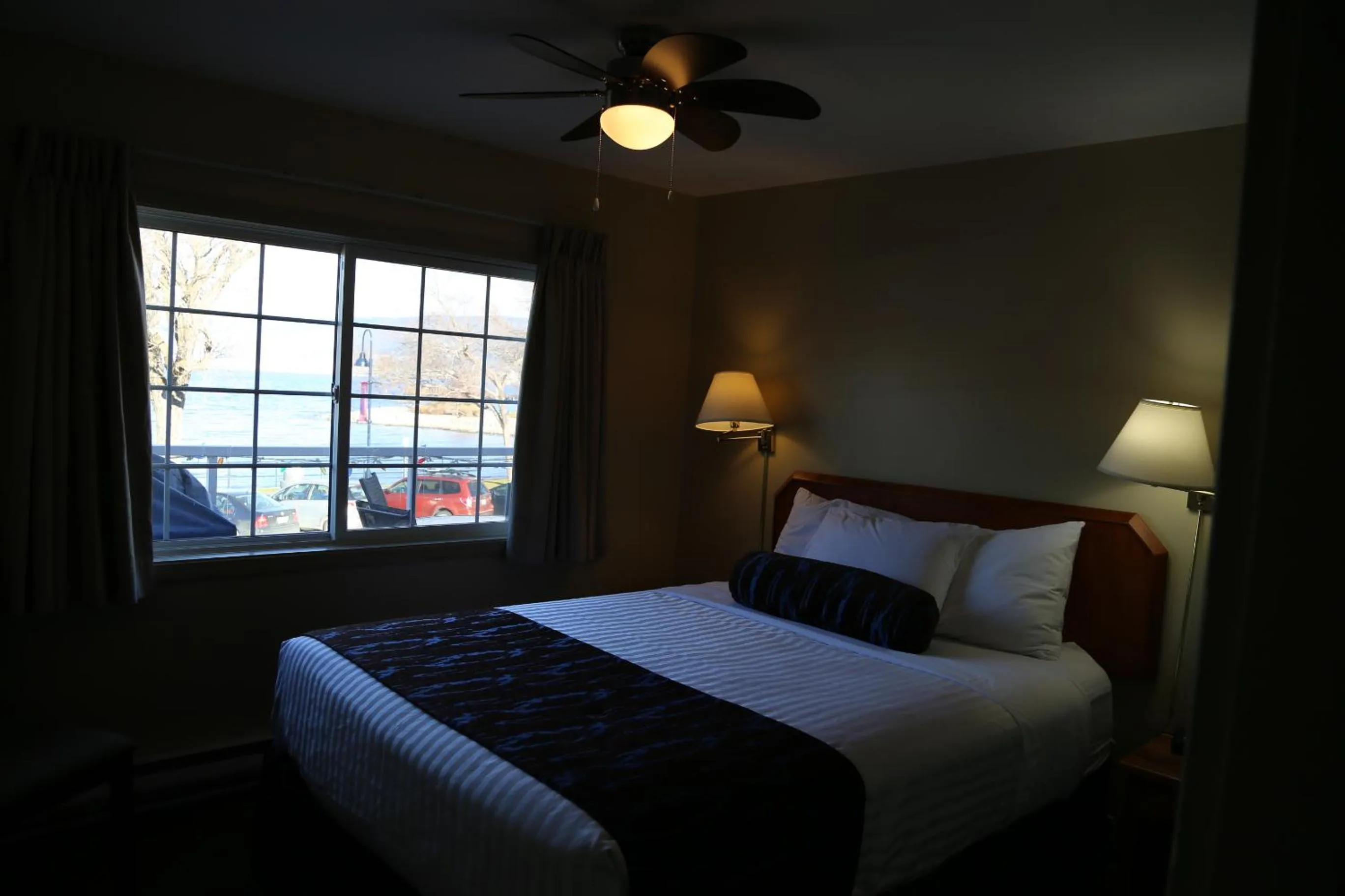 Bedroom, Bed in SlumberLodge Hotel