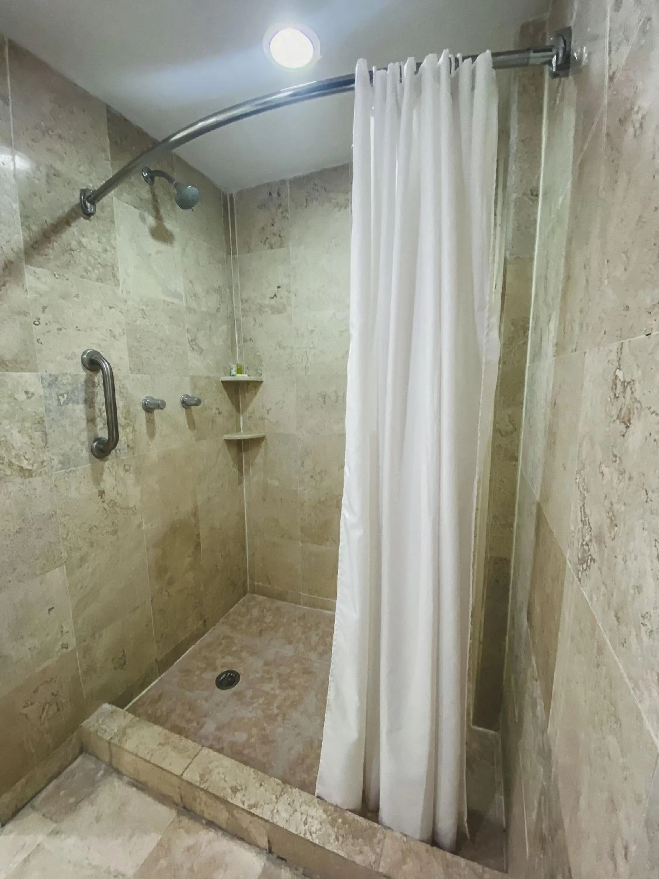 Shower in Days Inn by Wyndham Tuxtepec