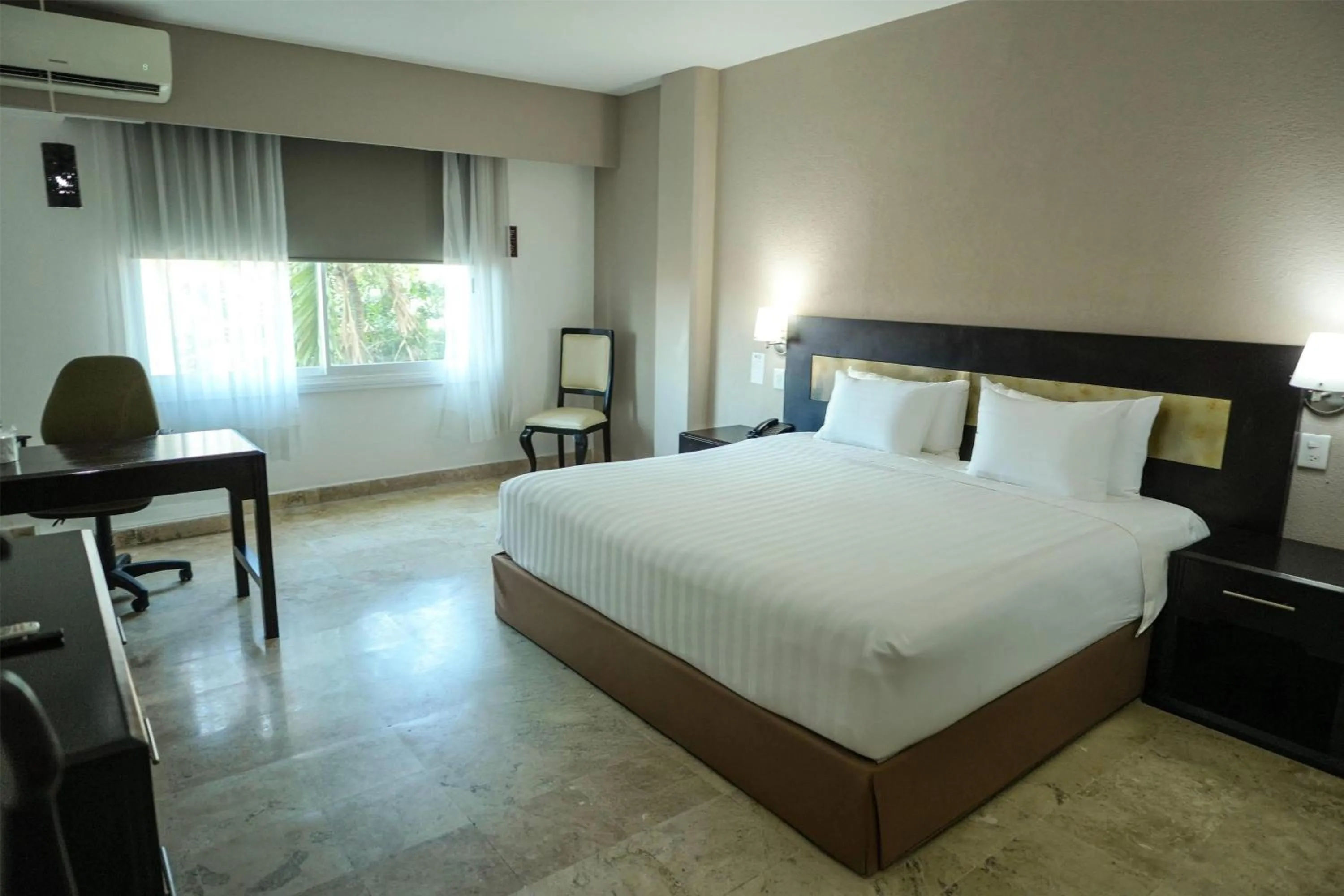 Photo of the whole room, Bed in Days Inn by Wyndham Tuxtepec