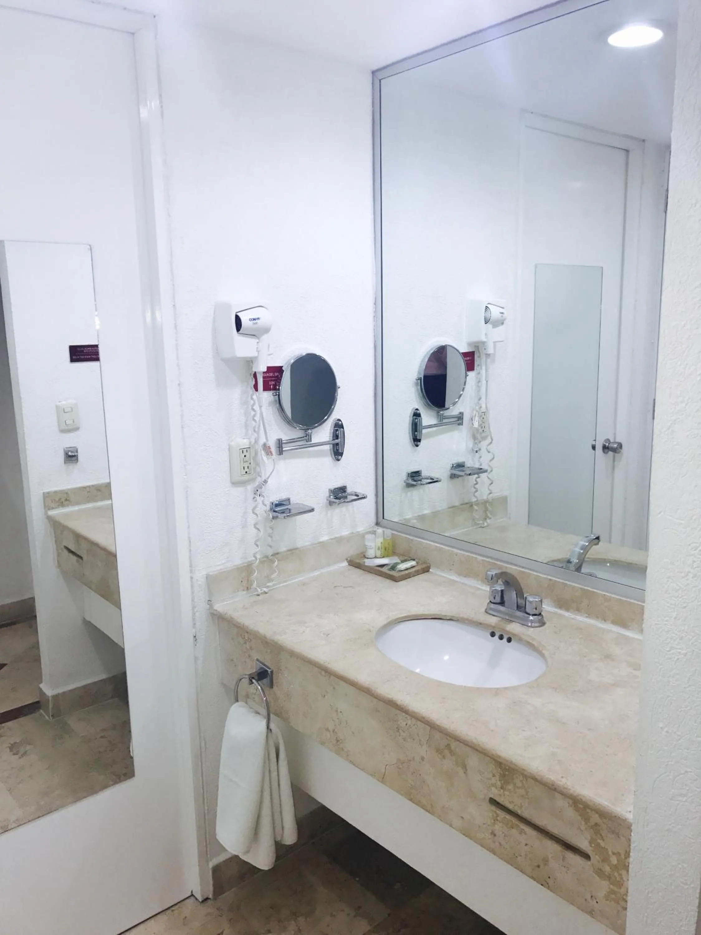 Bathroom in Days Inn by Wyndham Tuxtepec