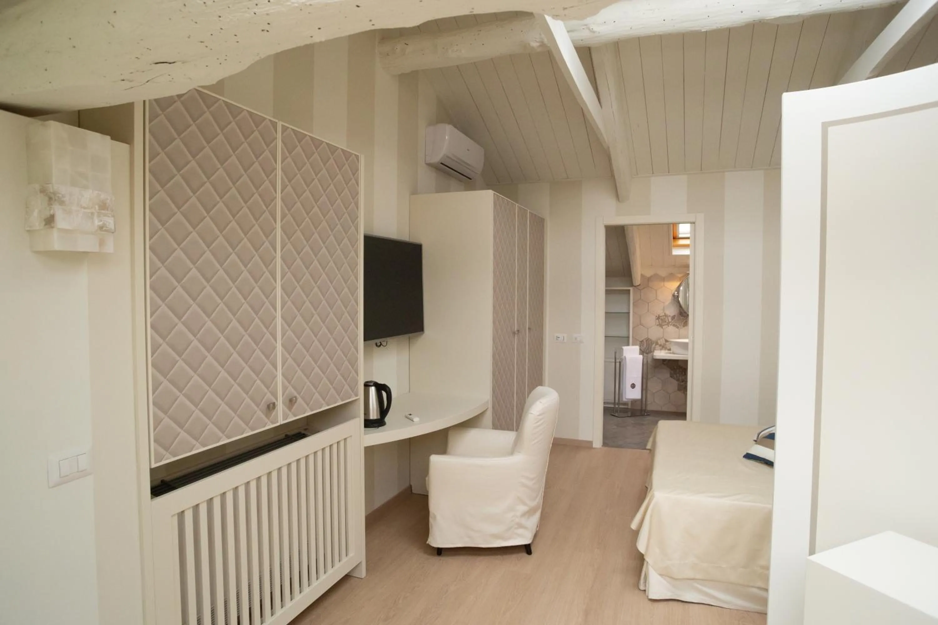 TV and multimedia in Maison Petit Perlage B&B and Champagne