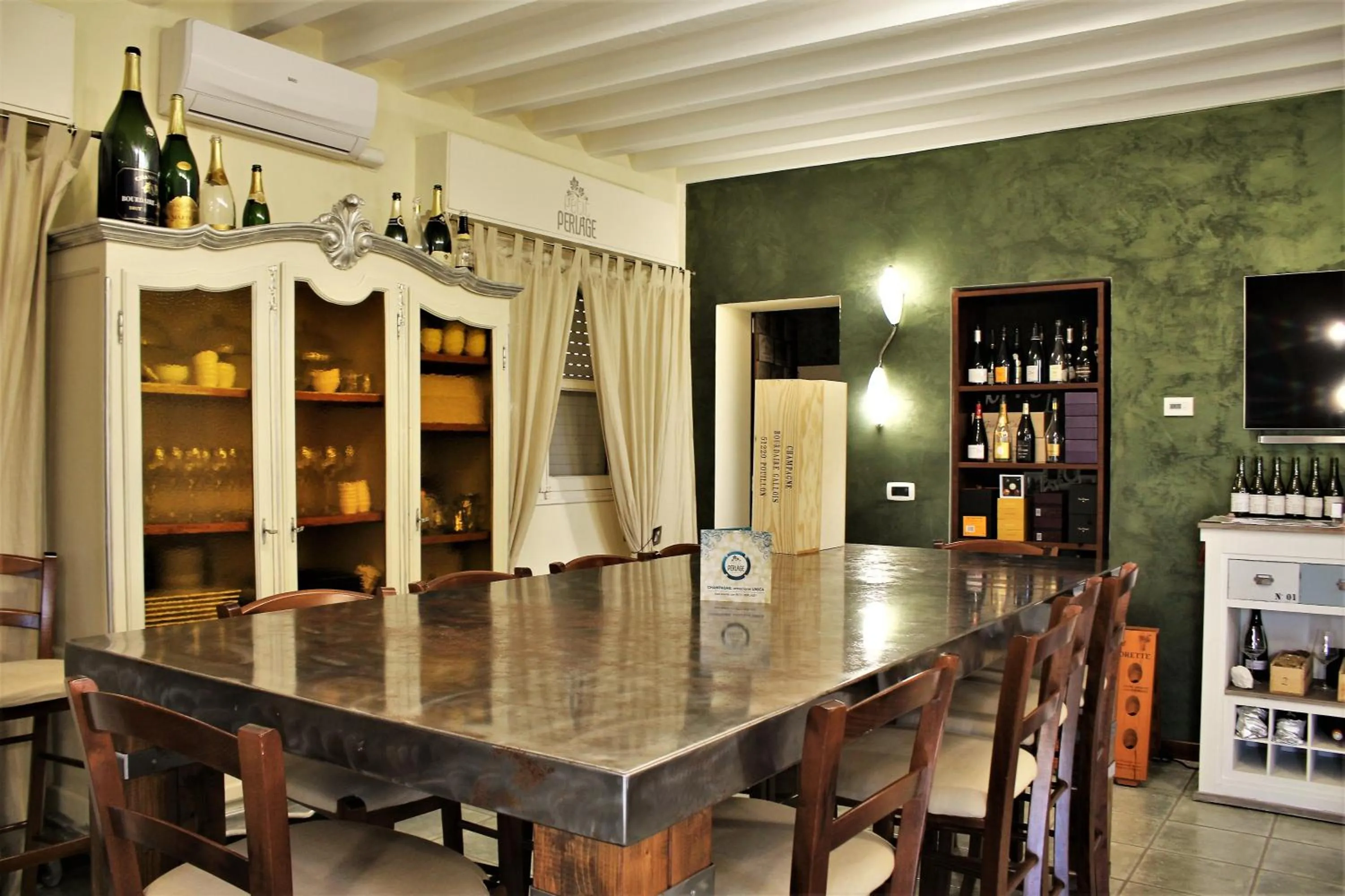 Lounge or bar in Maison Petit Perlage B&B and Champagne