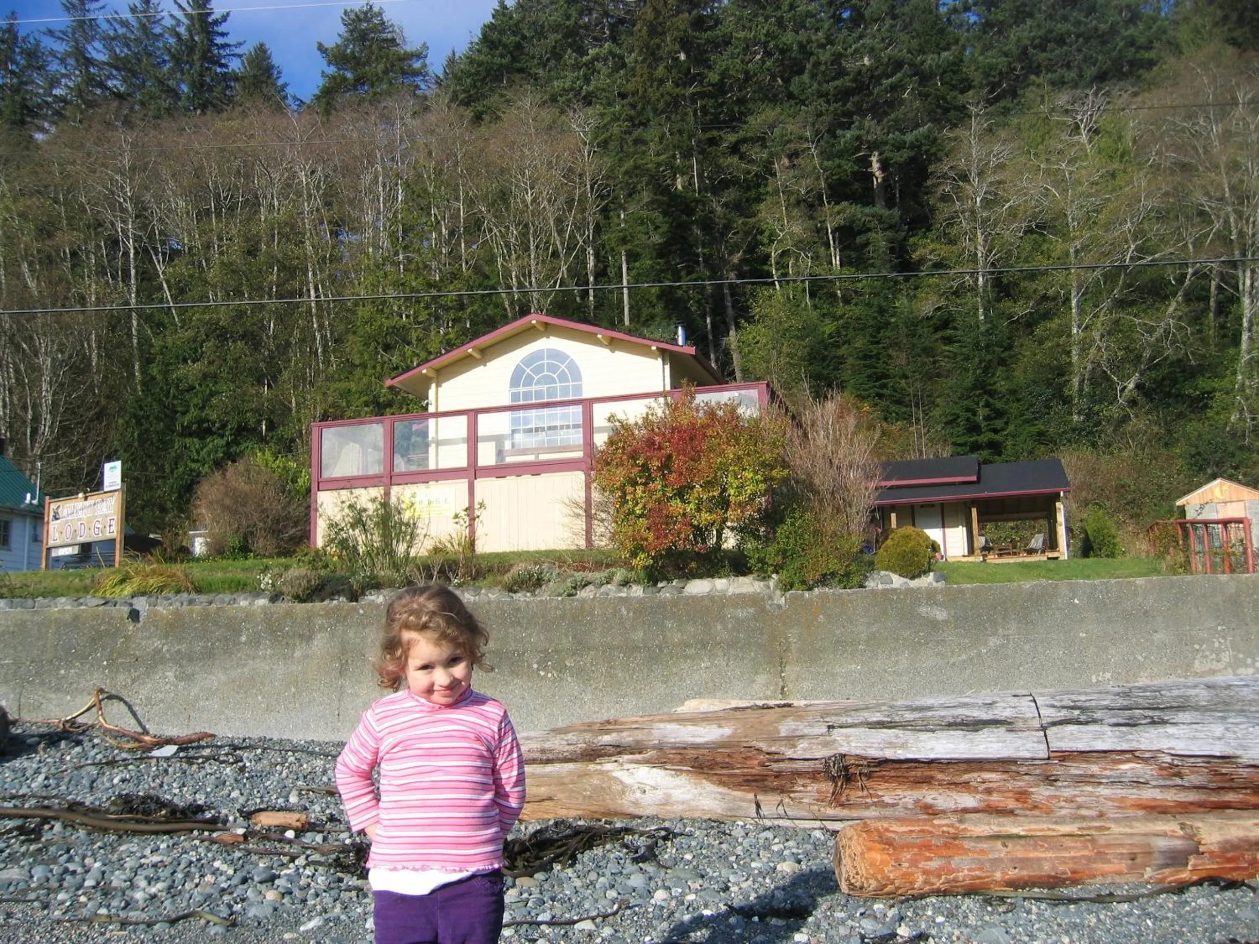 Facade/entrance in Alert Bay Lodge