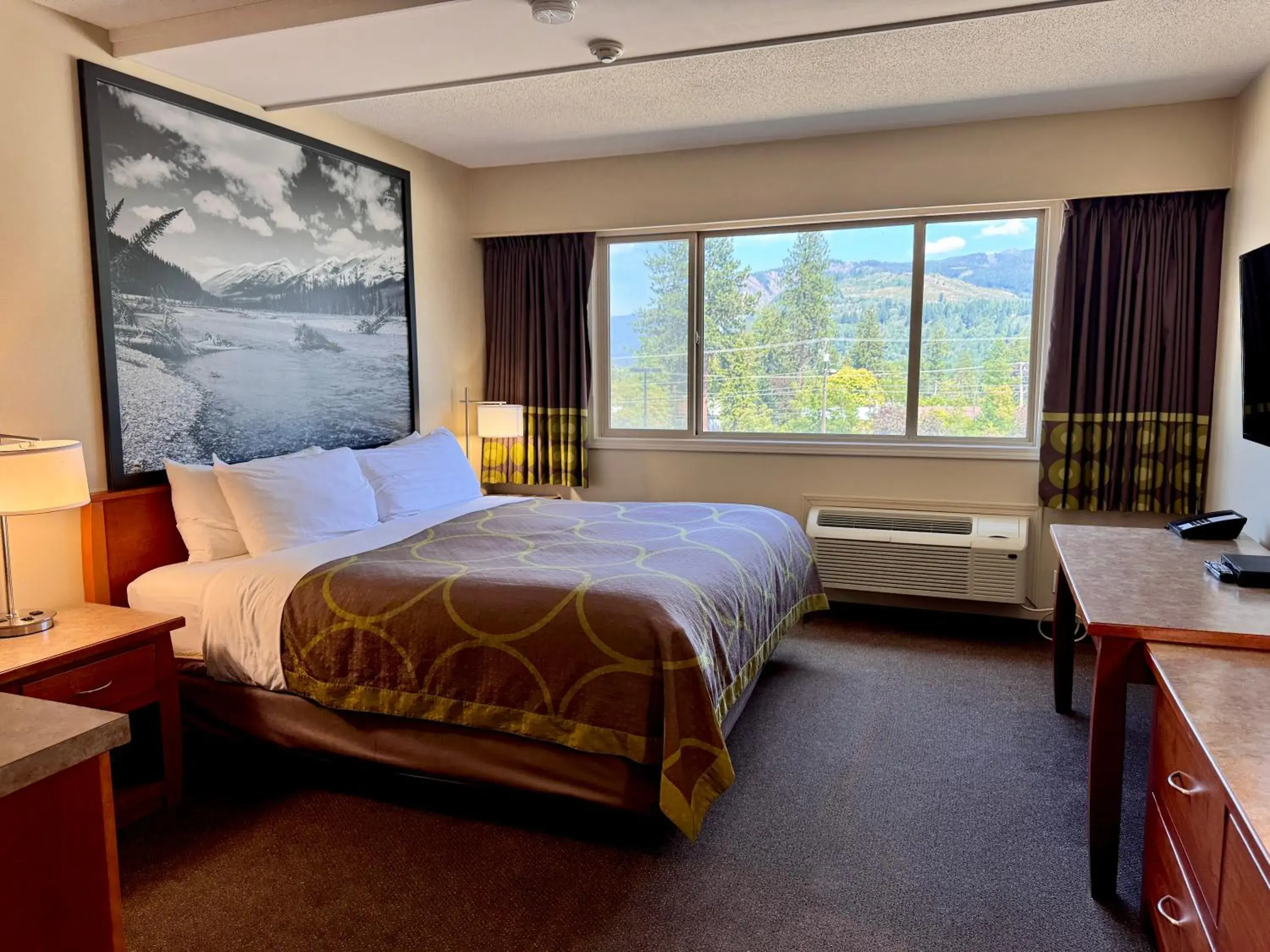 Bed in Super 8 by Wyndham Castlegar BC Bed in Super 8 by Wyndham Castlegar BC