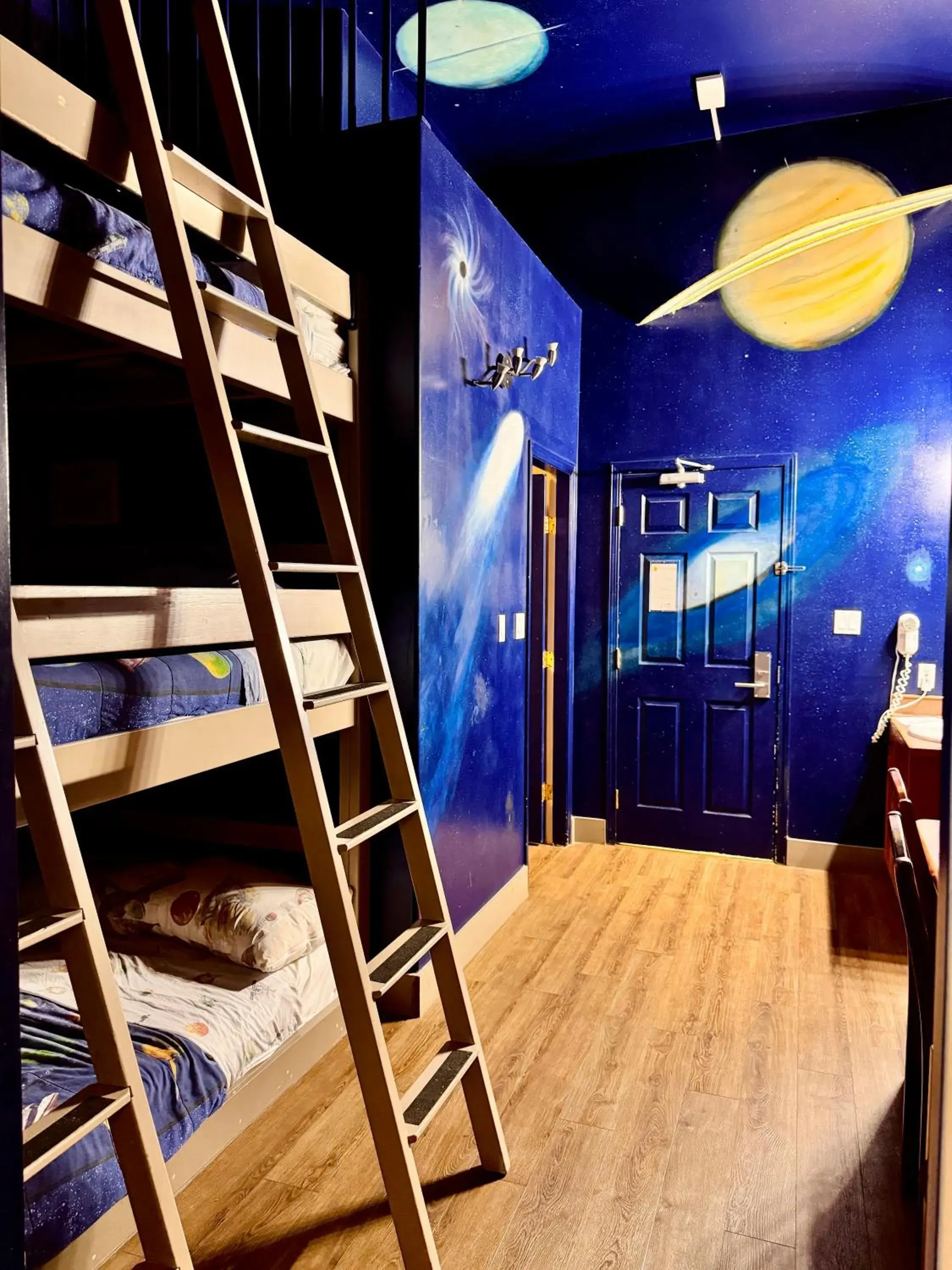 Photo of the whole room, Bed in Super 8 by Wyndham Castlegar BC Photo of the whole room, Bed in Super 8 by Wyndham Castlegar BC