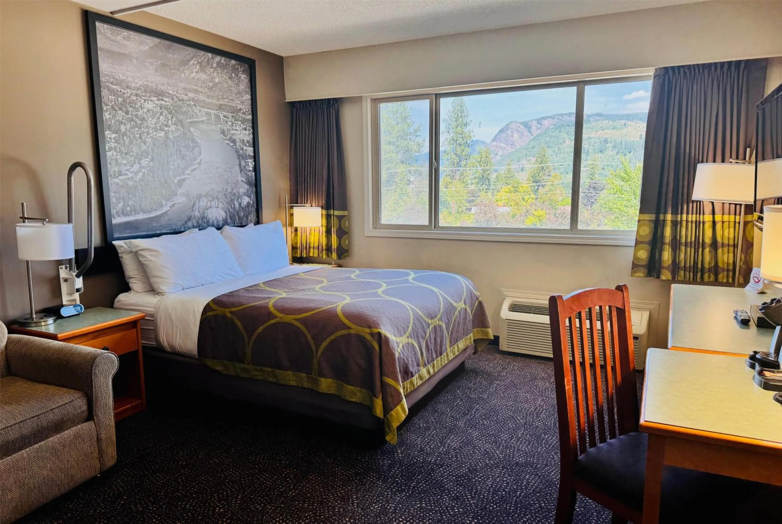 Photo of the whole room, Bed in Super 8 by Wyndham Castlegar BC