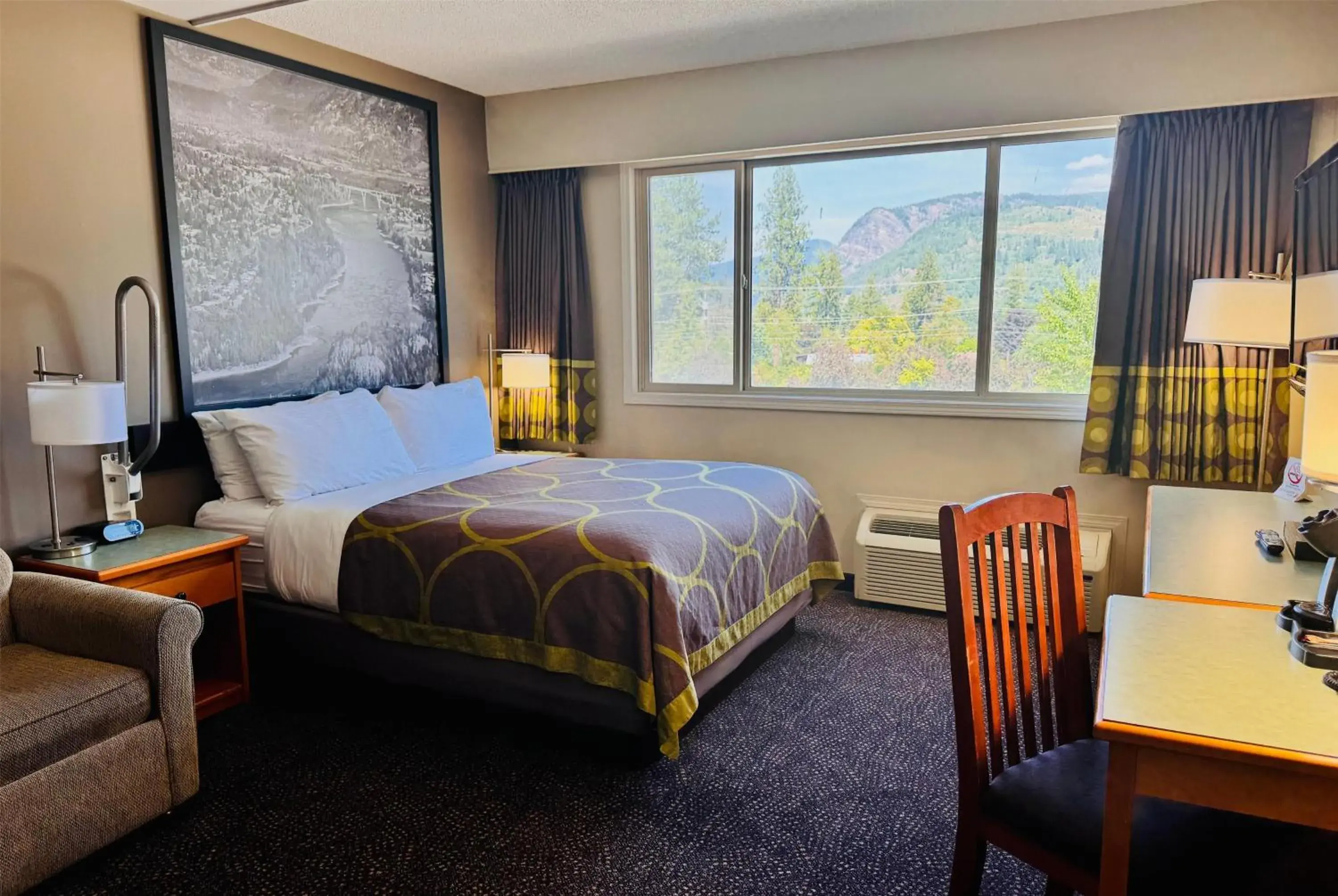 Queen Room - Mobility Access in Super 8 by Wyndham Castlegar BC Queen Room - Mobility Access in Super 8 by Wyndham Castlegar BC