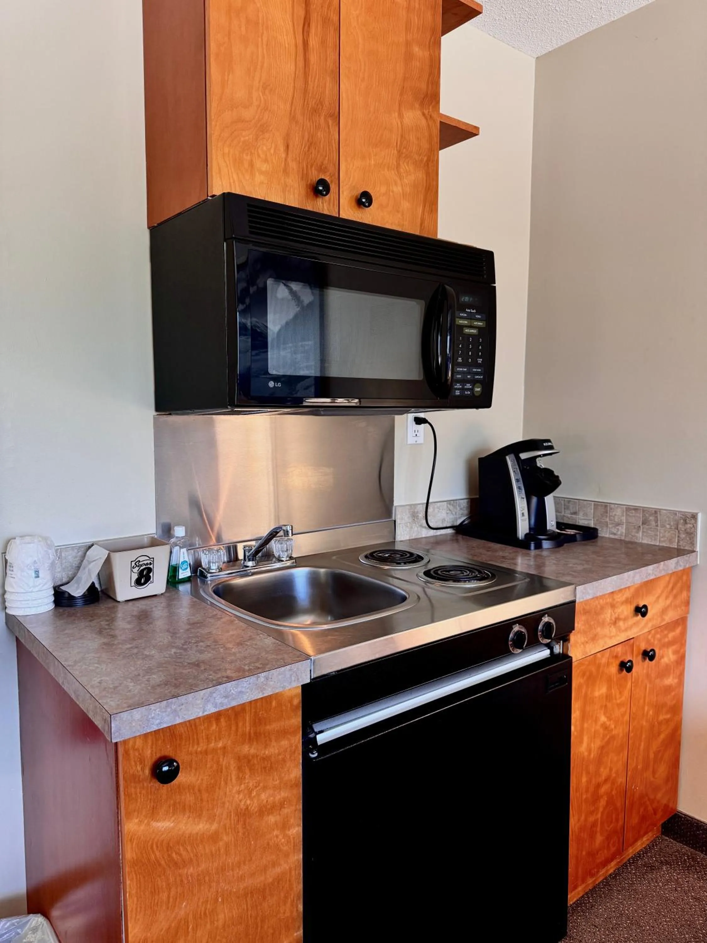 Kitchen or kitchenette in Super 8 by Wyndham Castlegar BC