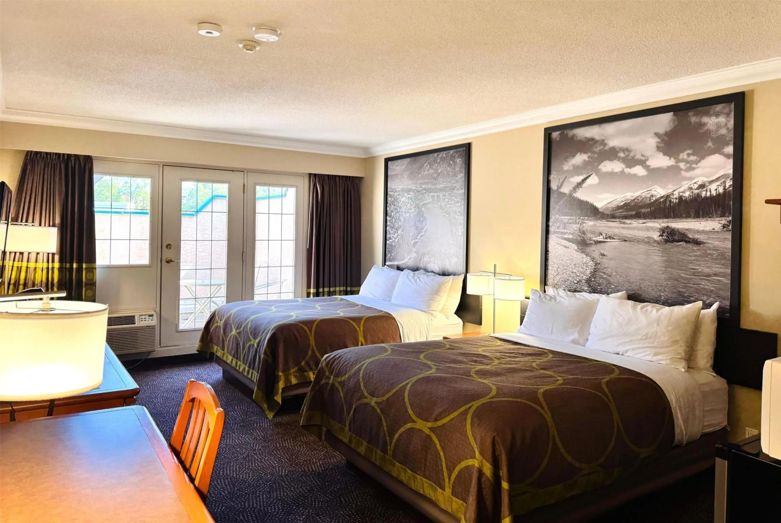 Photo of the whole room, Bed in Super 8 by Wyndham Castlegar BC