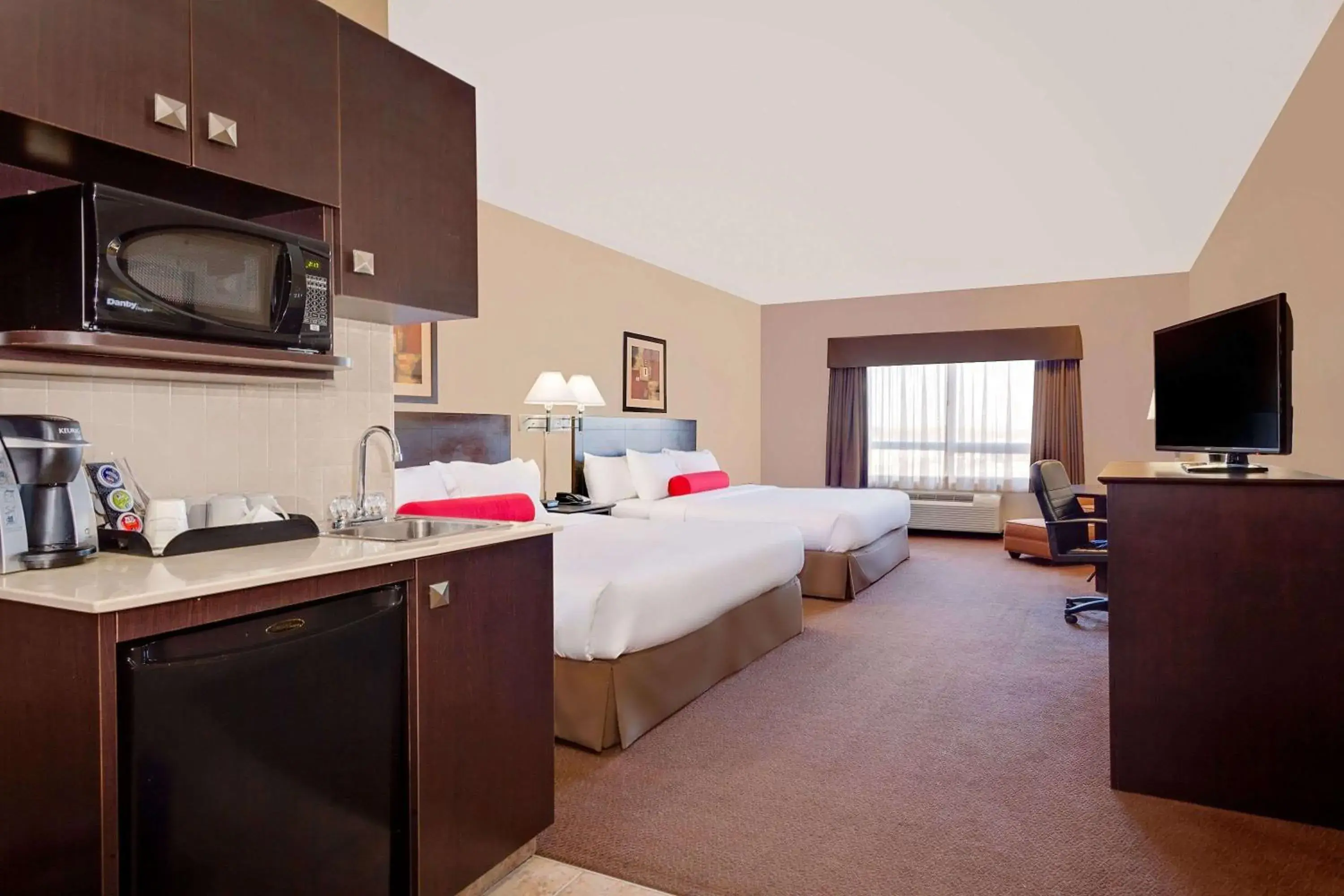 Photo of the whole room, Bed in Ramada by Wyndham Stettler Photo of the whole room, Bed in Ramada by Wyndham Stettler