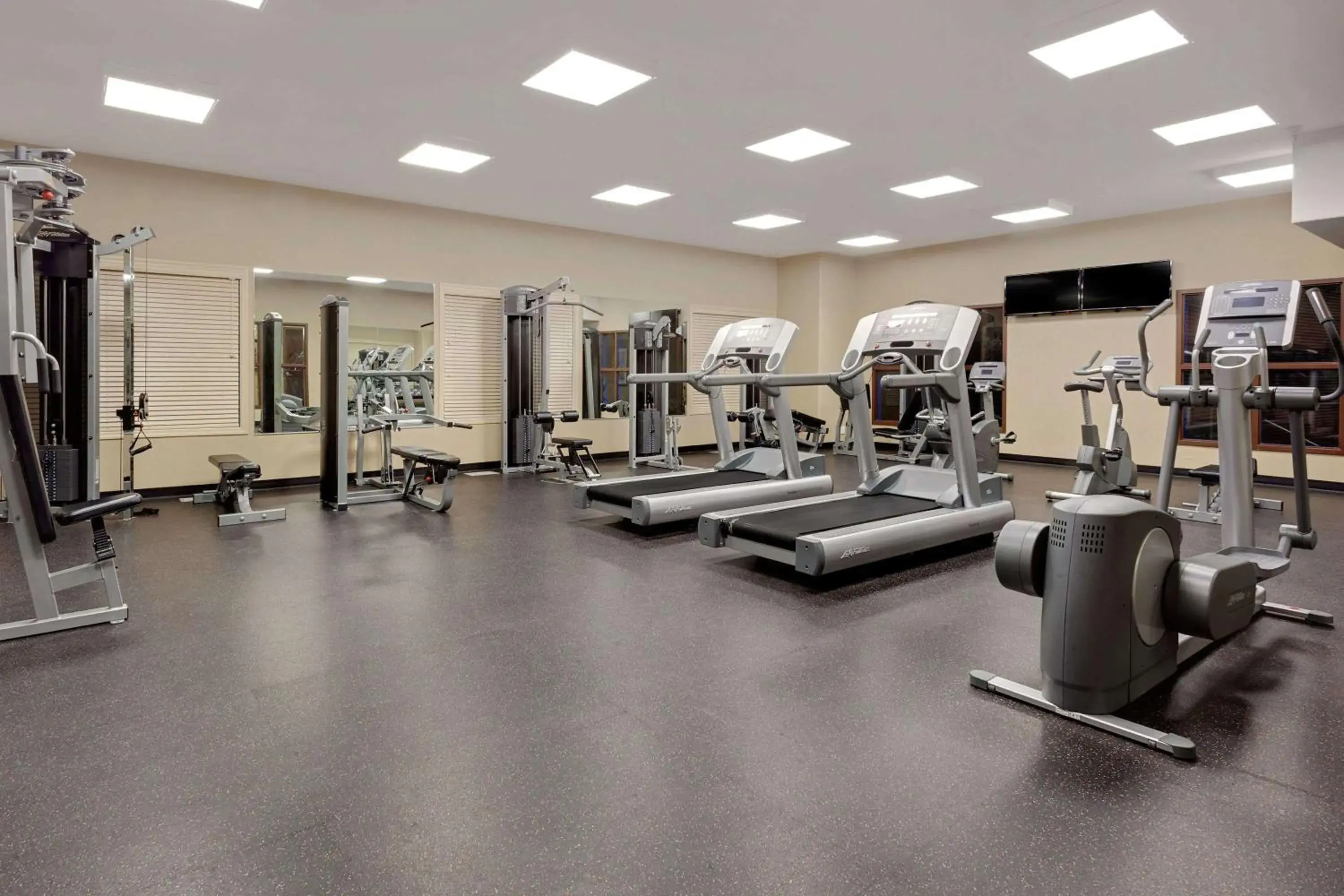 Fitness centre/facilities in Ramada by Wyndham Stettler Fitness centre/facilities in Ramada by Wyndham Stettler