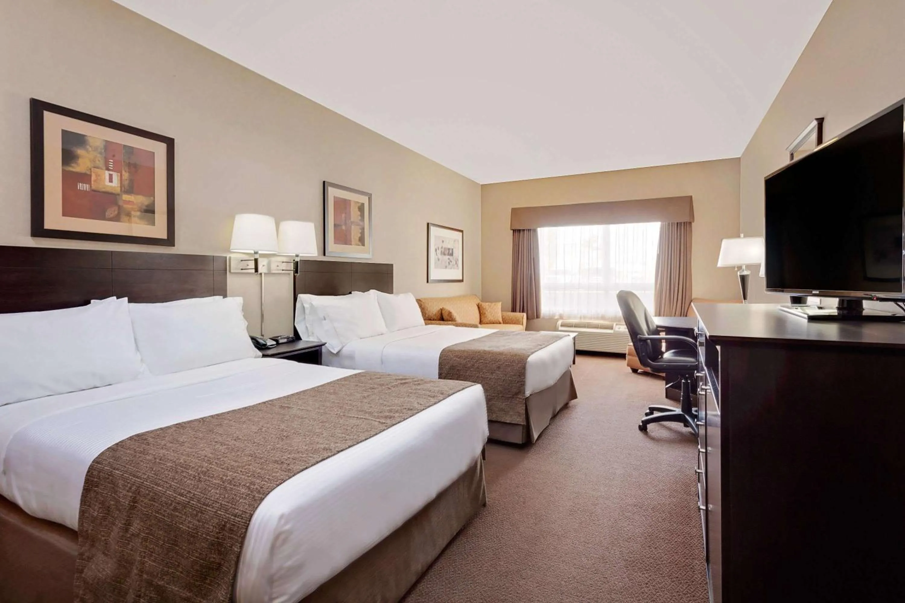 Photo of the whole room, Bed in Ramada by Wyndham Stettler