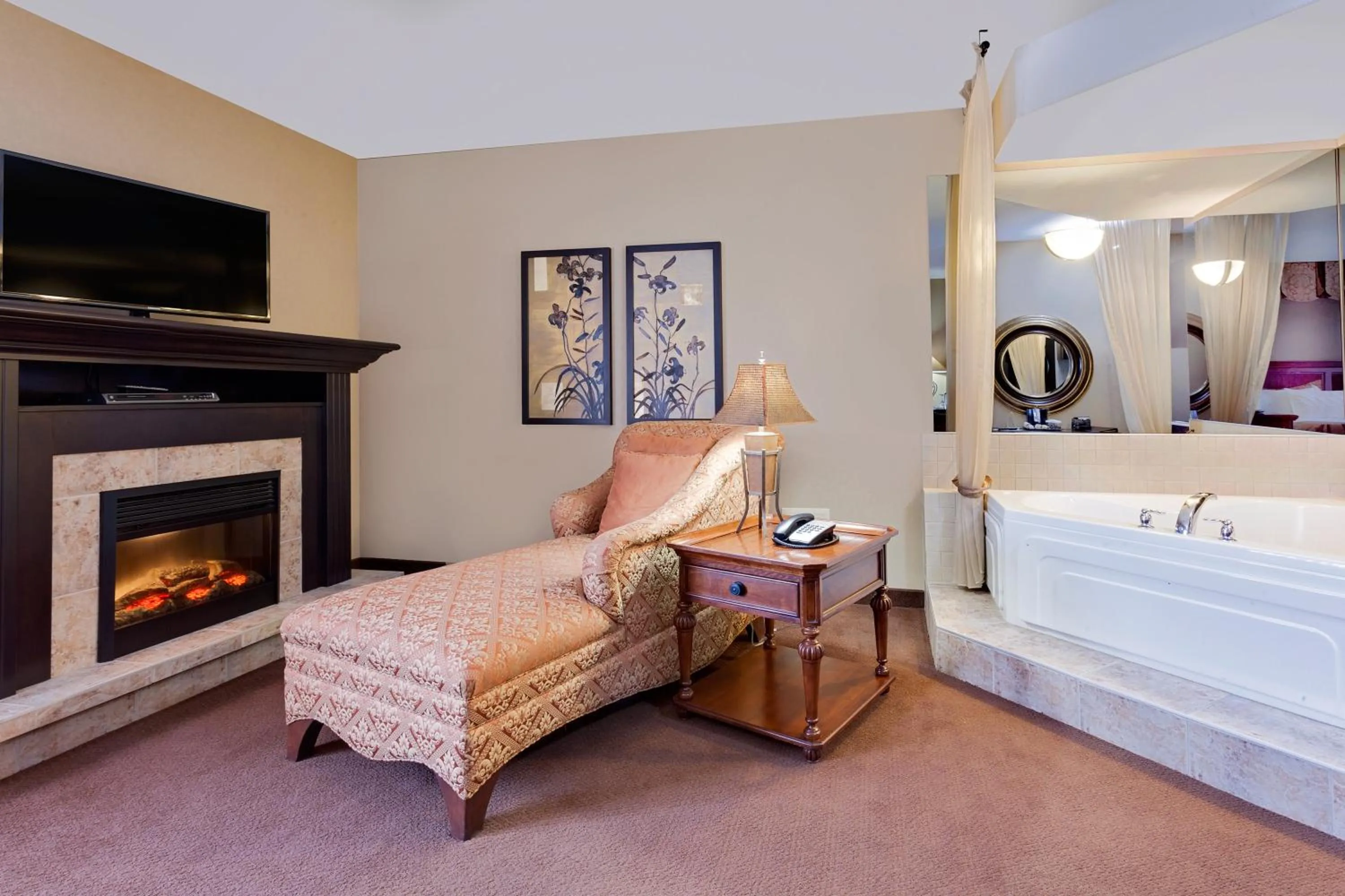 Hot Tub, Bed in Ramada by Wyndham Stettler