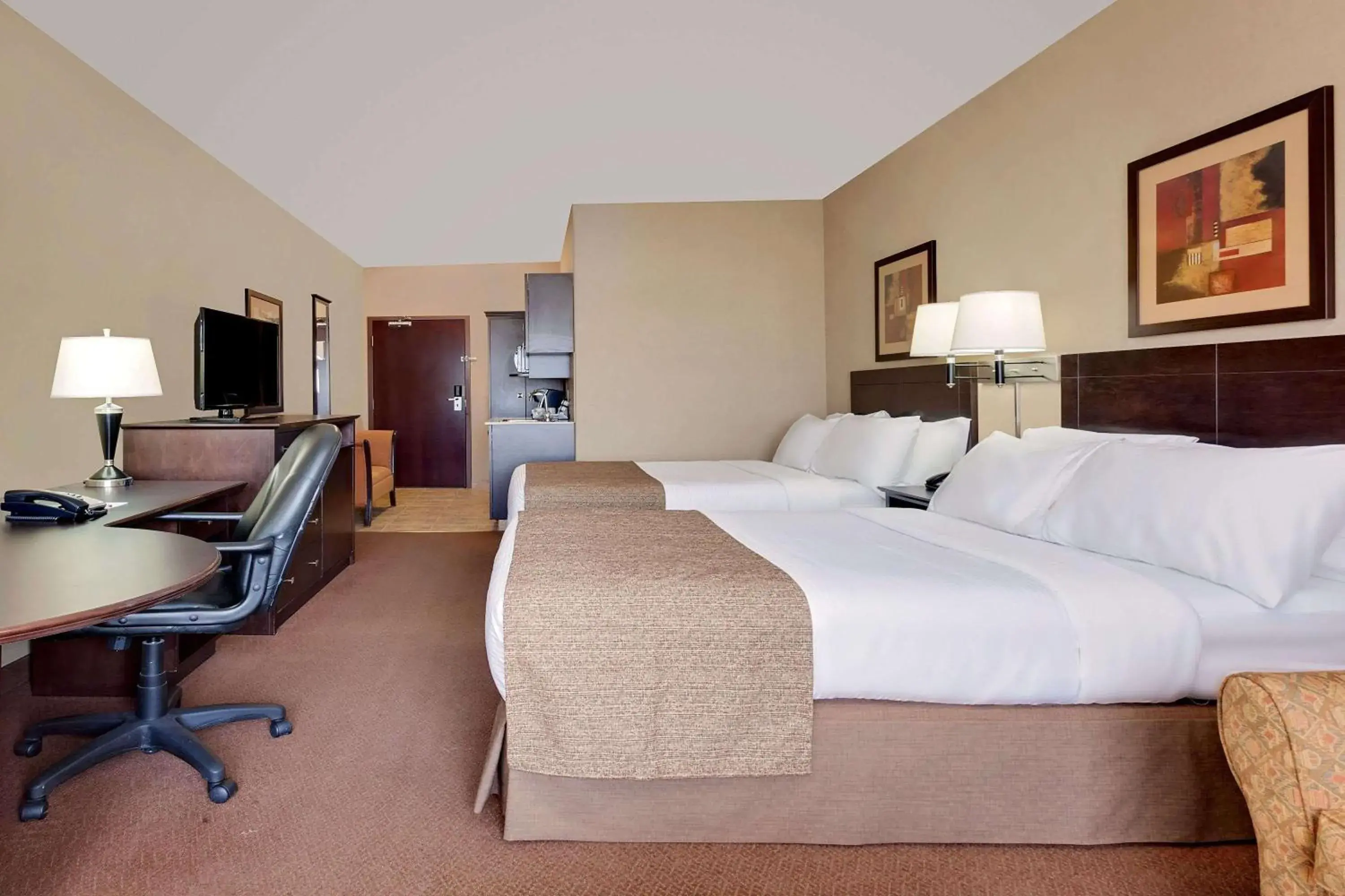 Photo of the whole room, Bed in Ramada by Wyndham Stettler Photo of the whole room, Bed in Ramada by Wyndham Stettler