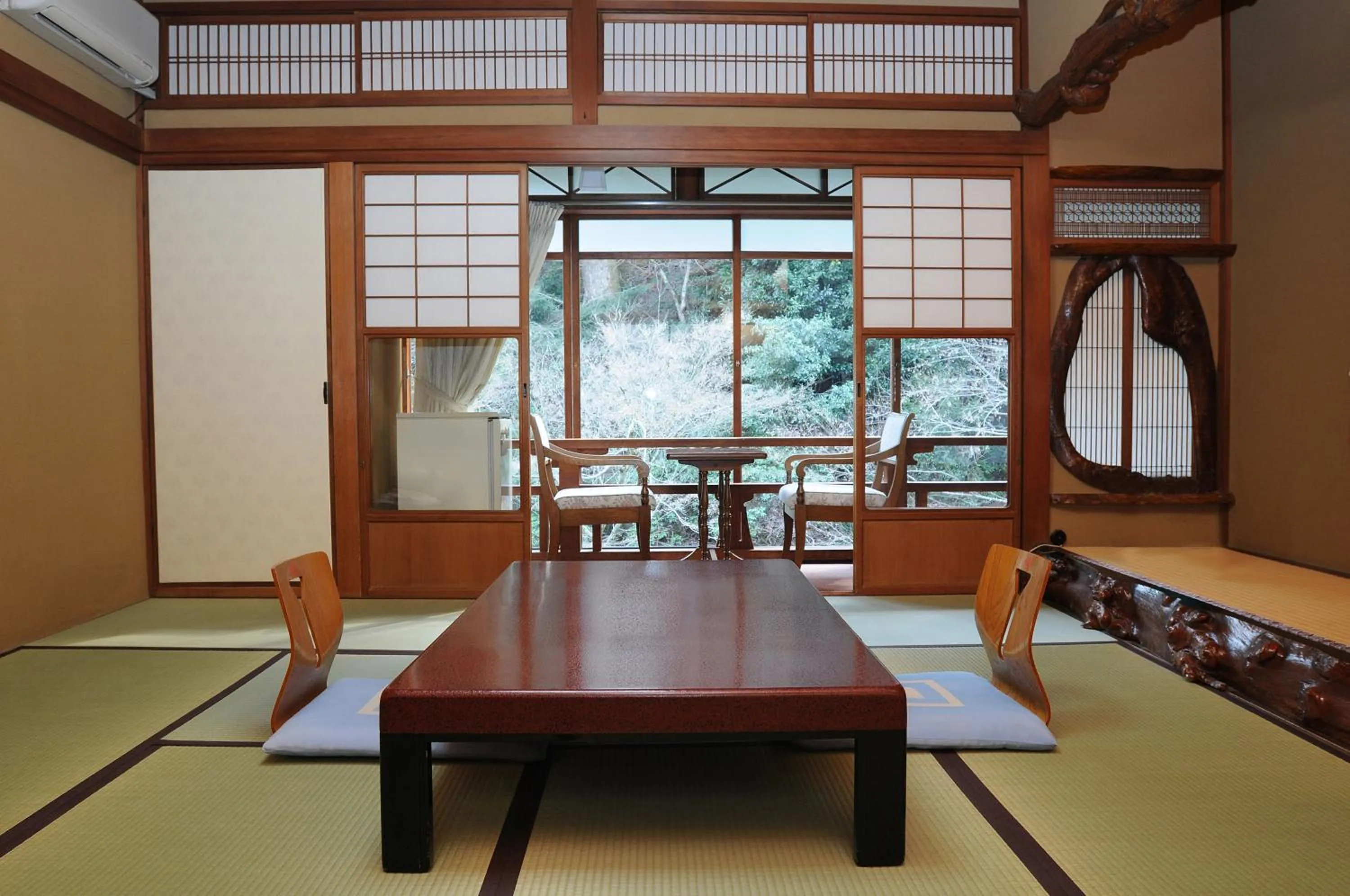 Photo of the whole room in Iwaso