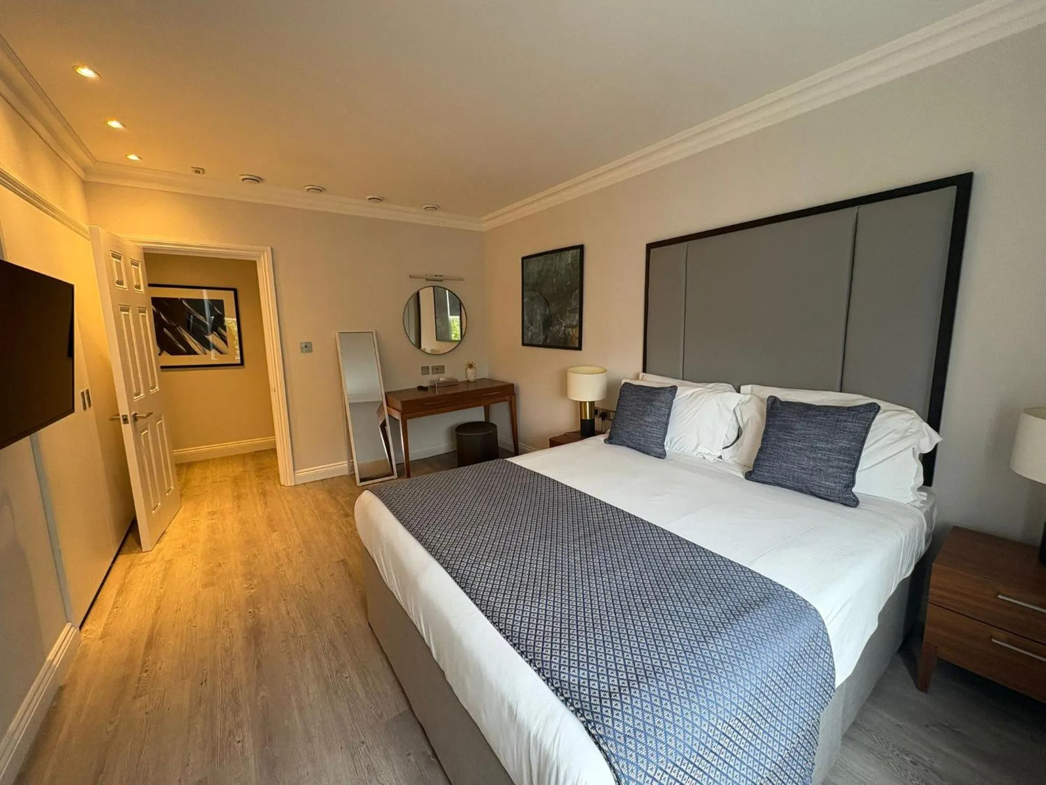 Bedroom, Bed in Commodore Hotel