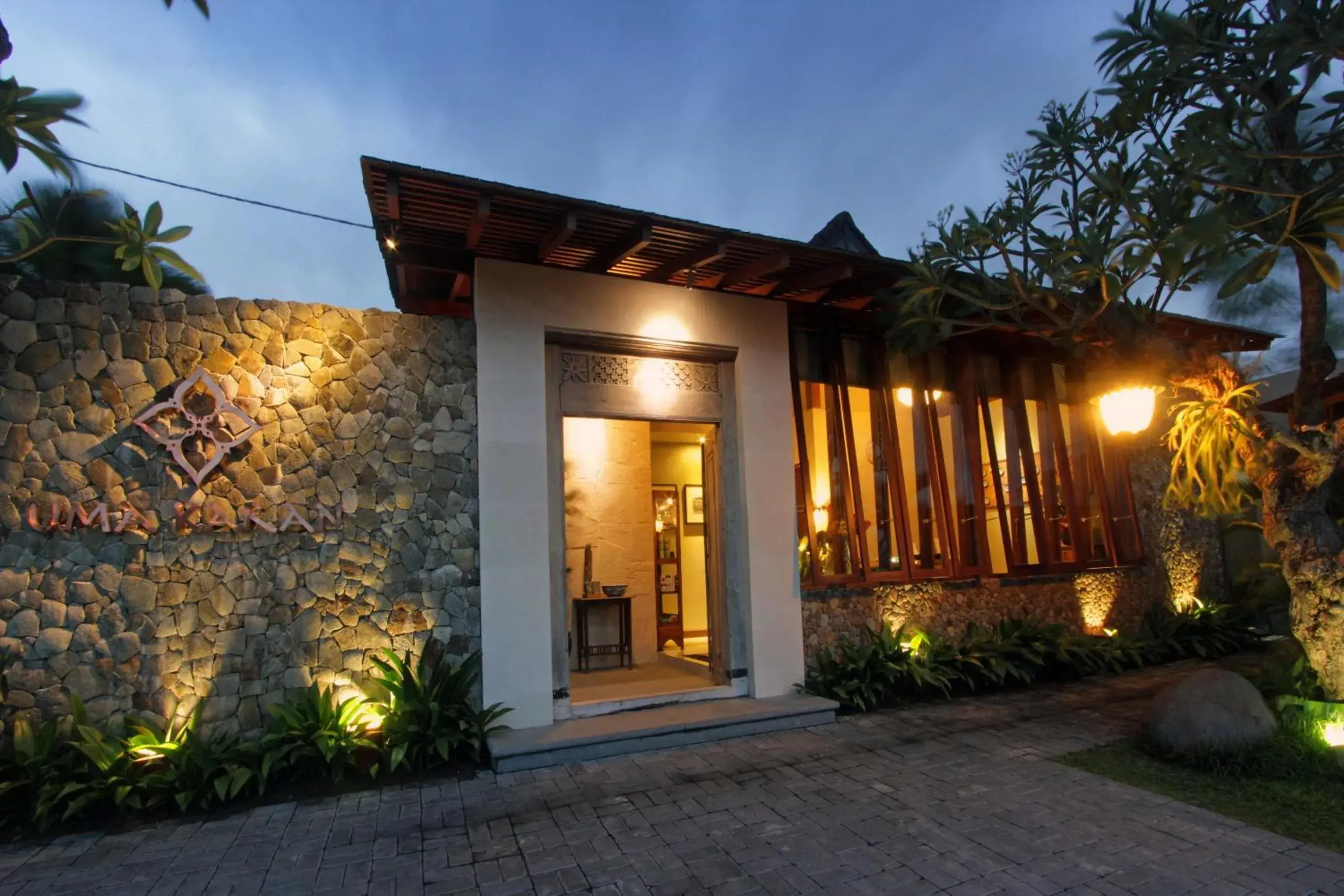 Facade/entrance in Uma Karan Facade/entrance in Uma Karan