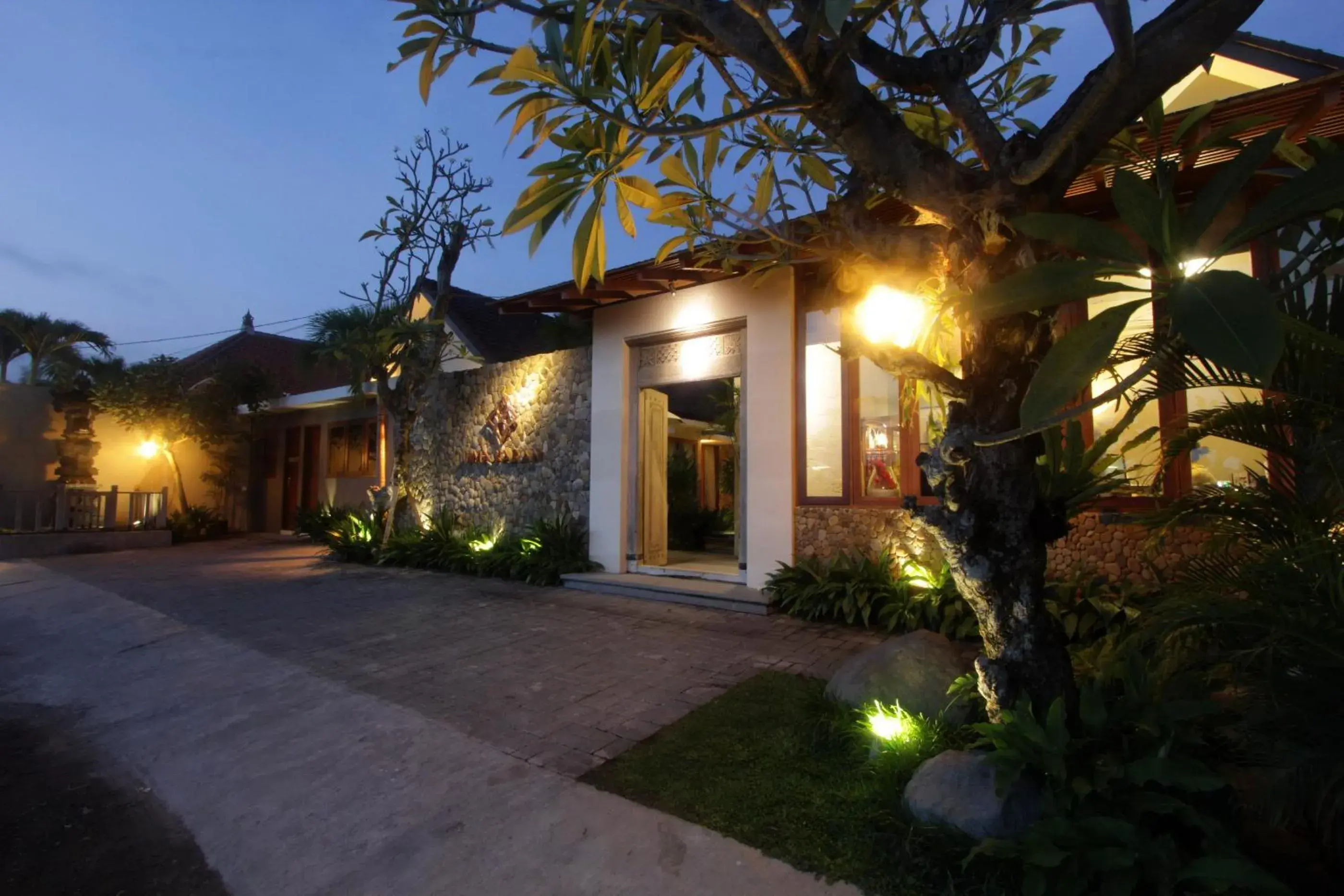 Facade/entrance in Uma Karan Facade/entrance in Uma Karan