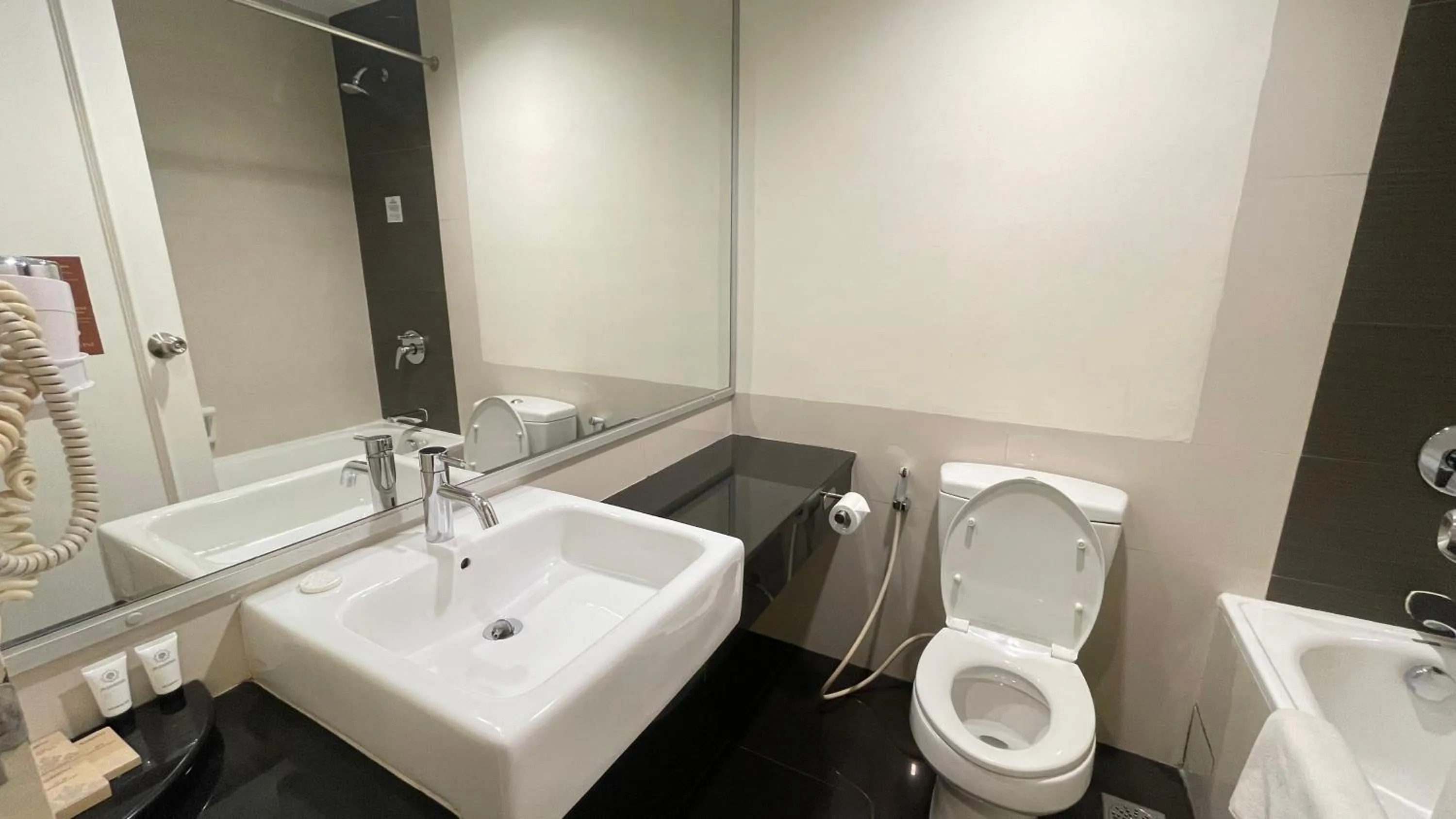 Bathroom in Harmoni One Convention Hotel and Service Apartments