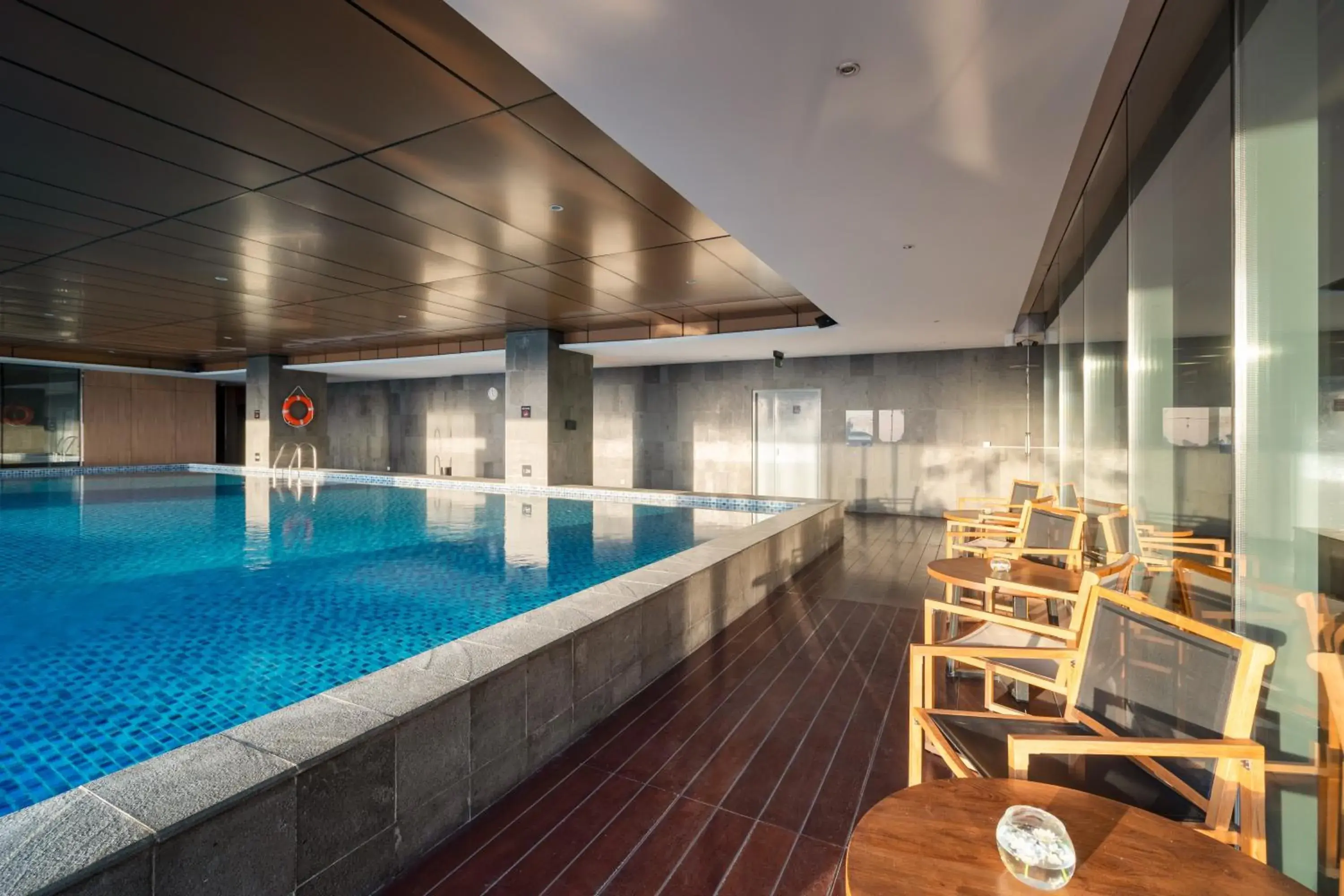 Swimming pool in Oakwood Hotel & Residence Surabaya Swimming pool in Oakwood Hotel & Residence Surabaya