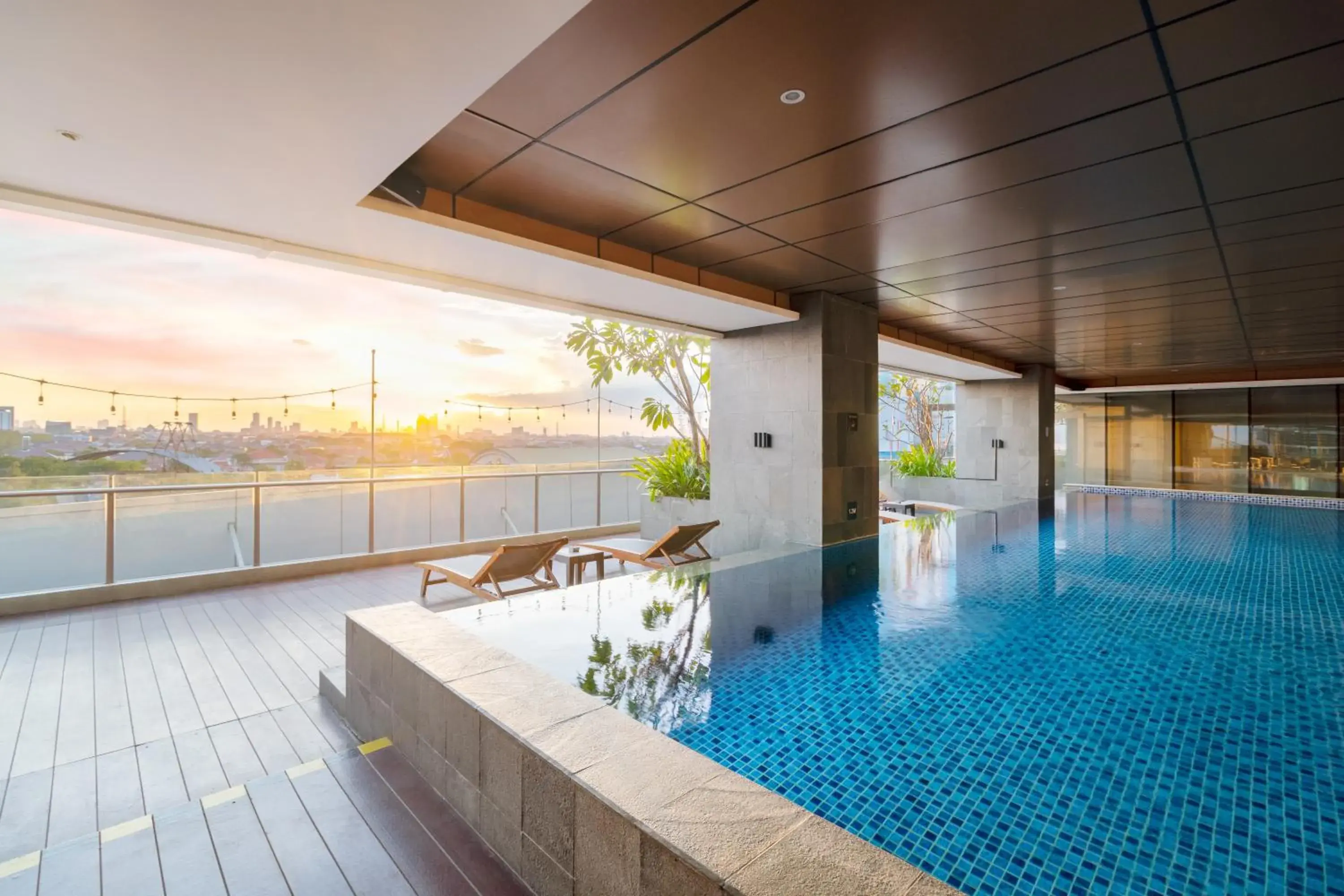 Swimming pool in Oakwood Hotel & Residence Surabaya Swimming pool in Oakwood Hotel & Residence Surabaya