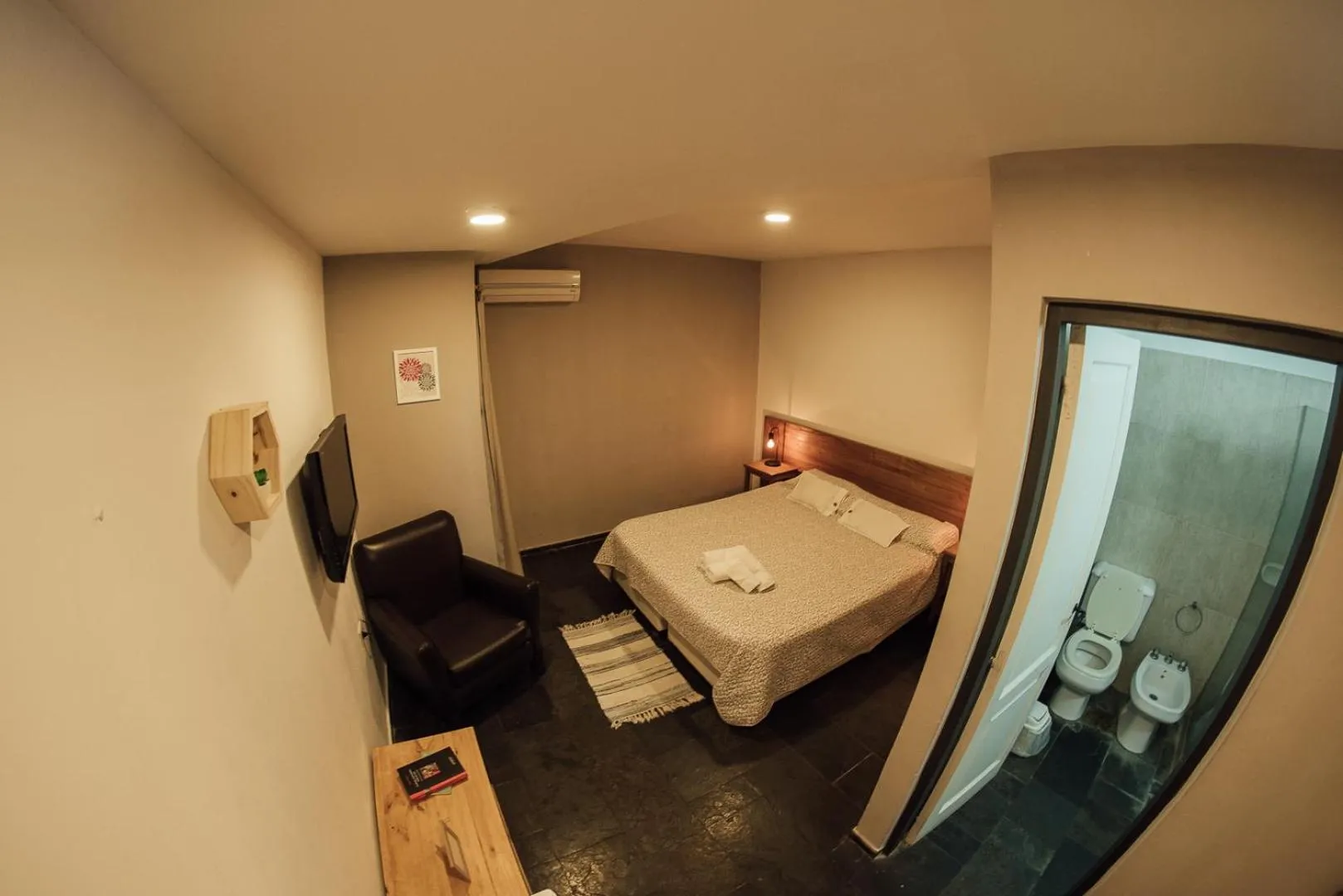 Bathroom, Bed in El Refugio Hotel