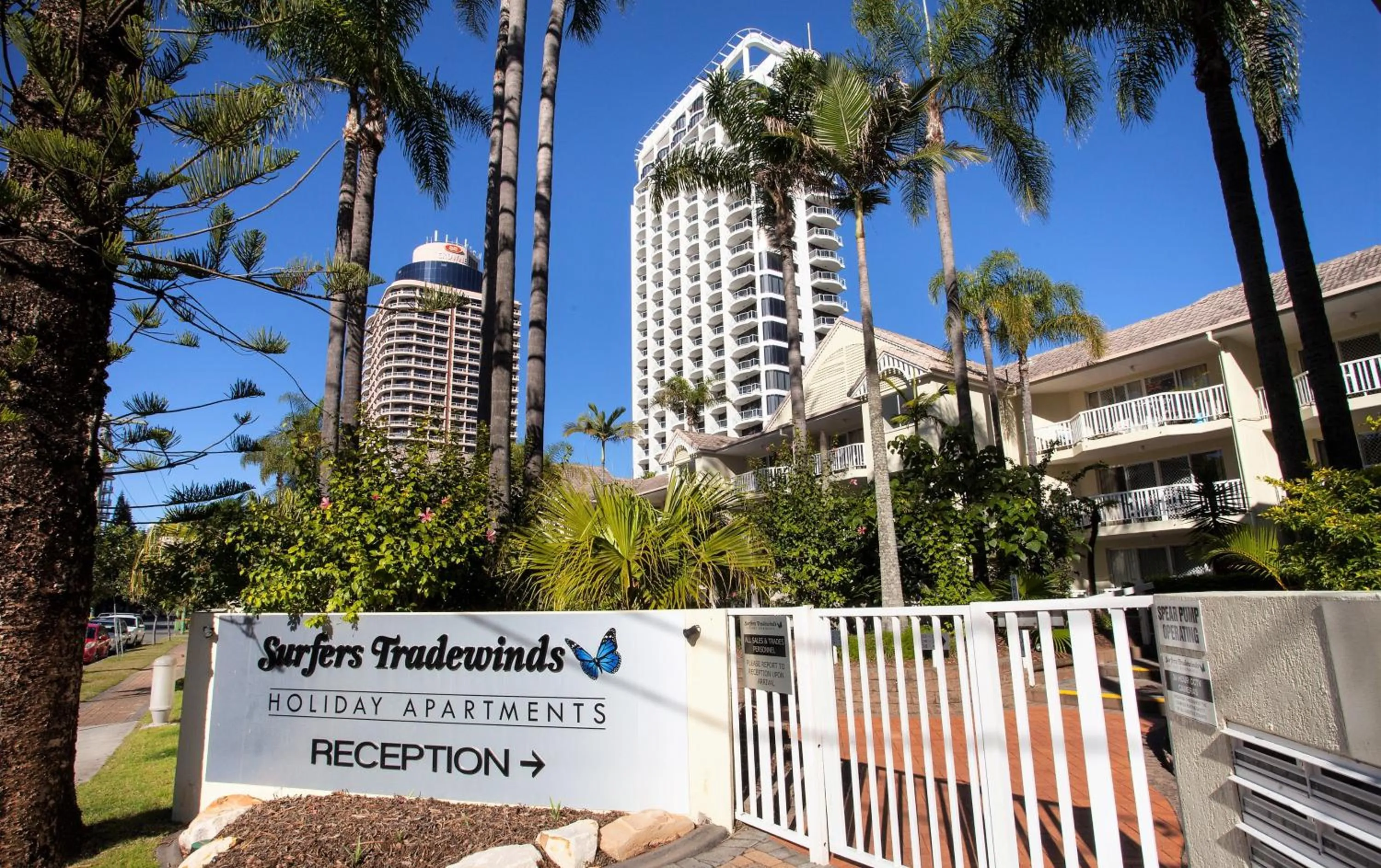 Facade/entrance in Surfers Tradewinds