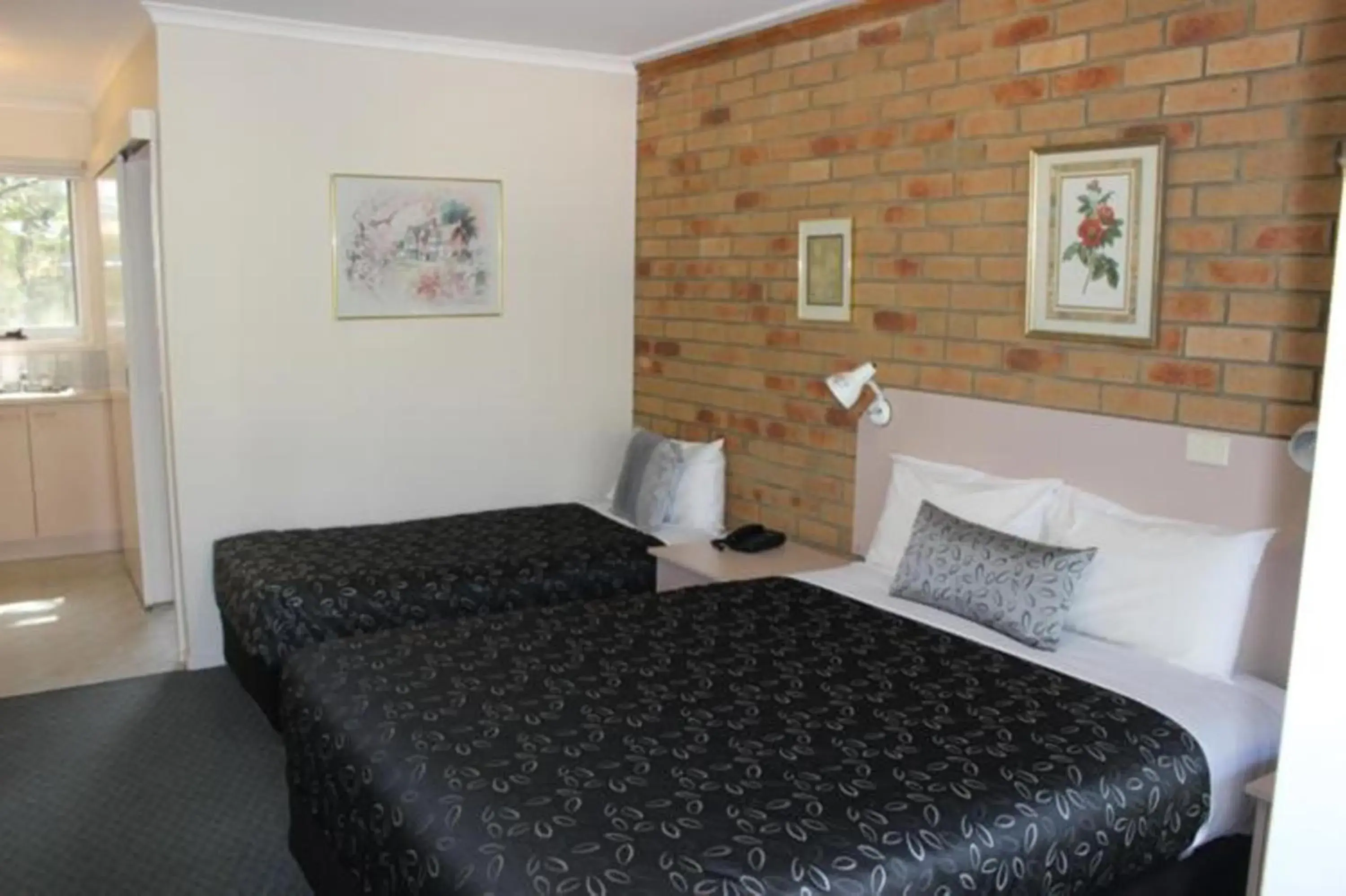 Photo of the whole room, Bed in The Balnarring Motel Photo of the whole room, Bed in The Balnarring Motel