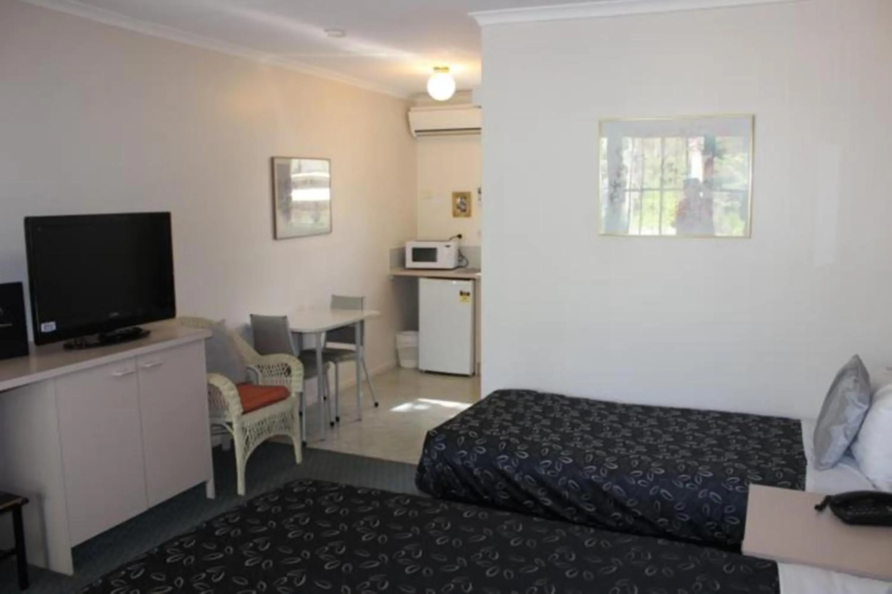 Photo of the whole room, Bed in The Balnarring Motel Photo of the whole room, Bed in The Balnarring Motel