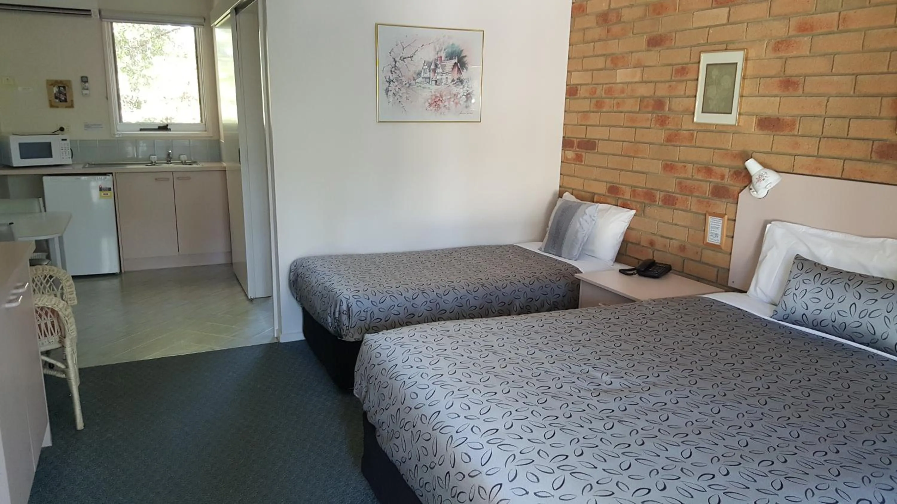 Photo of the whole room, Bed in The Balnarring Motel