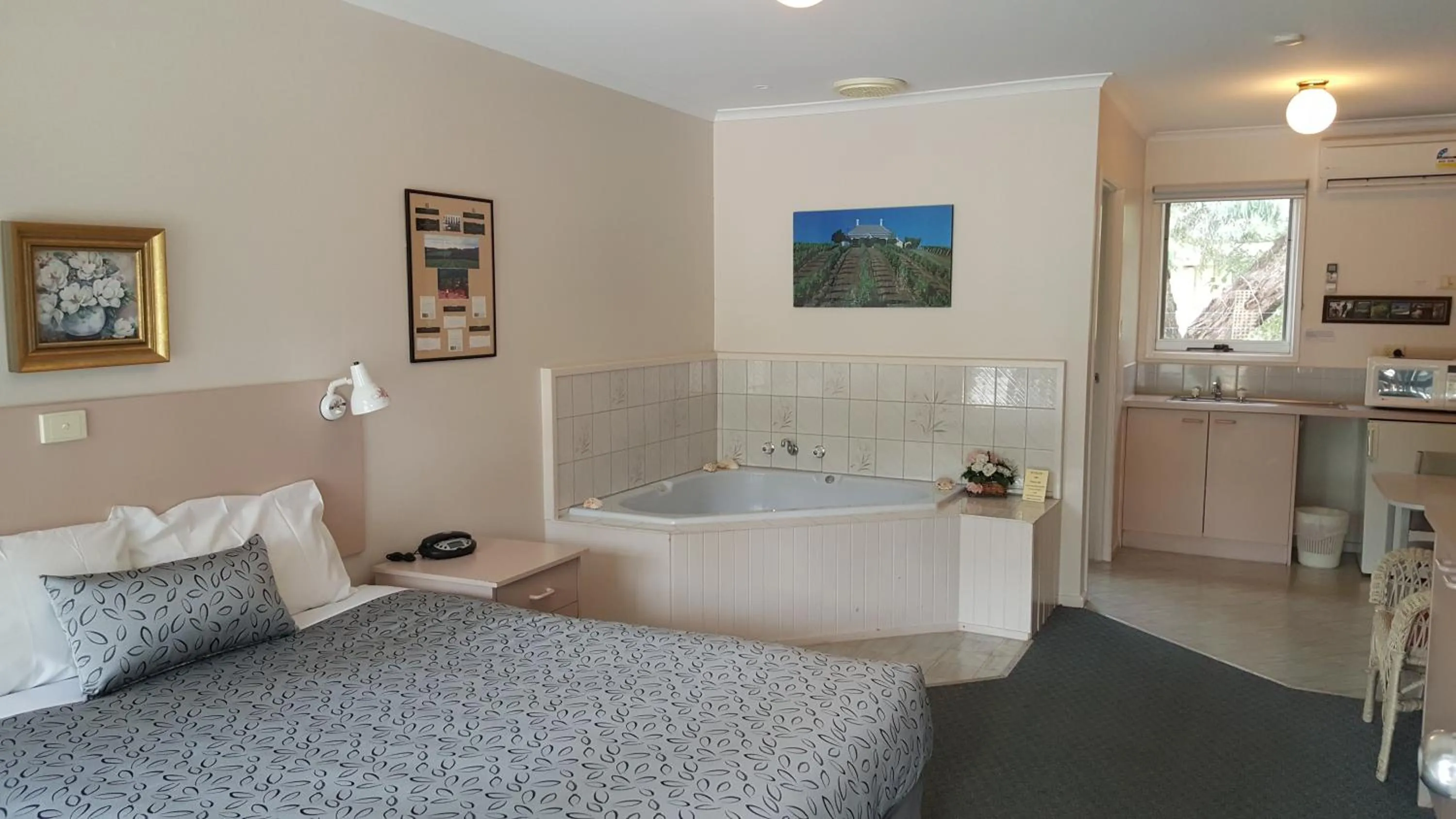 Photo of the whole room, Bed in The Balnarring Motel