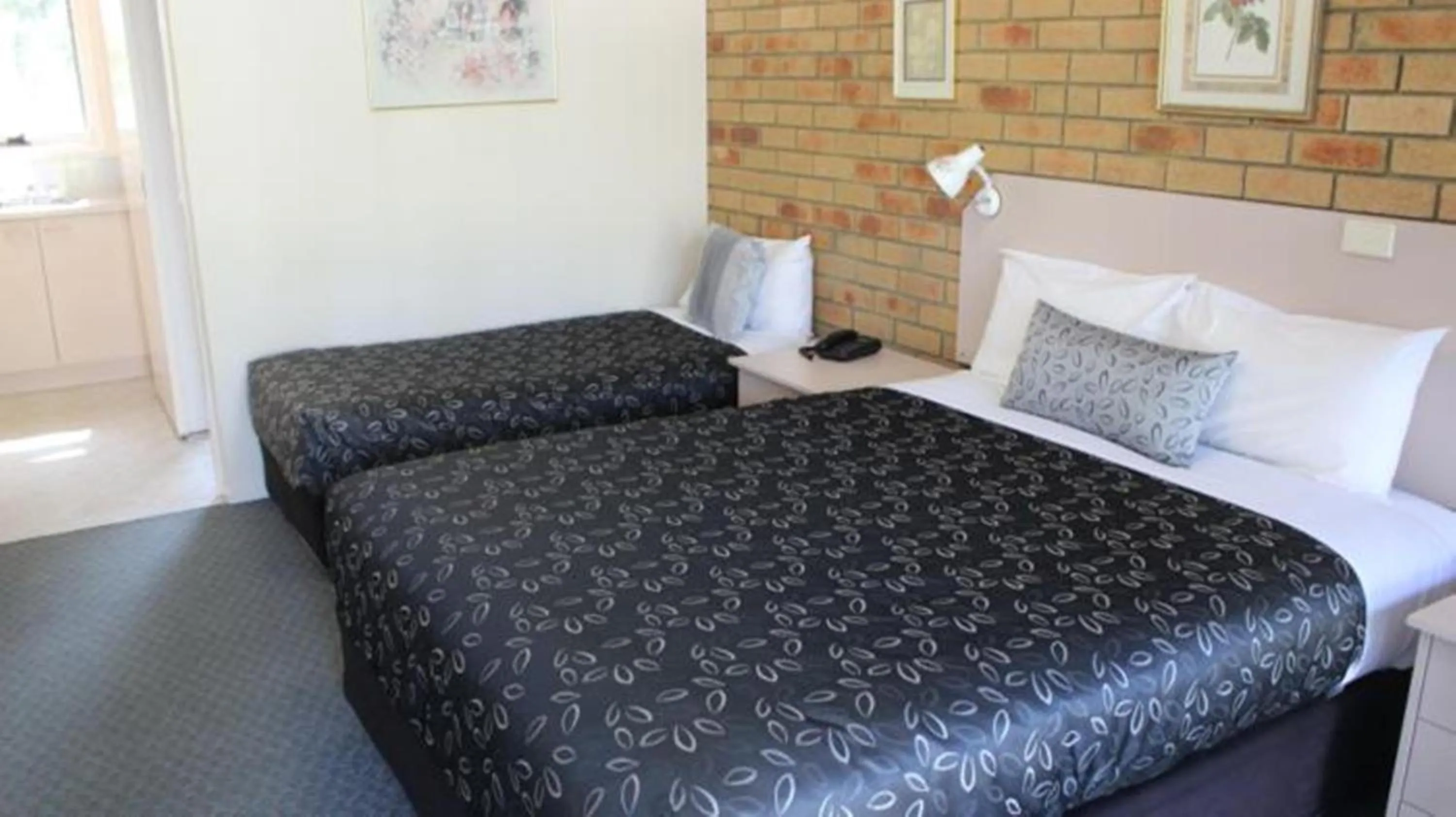 Photo of the whole room, Bed in The Balnarring Motel