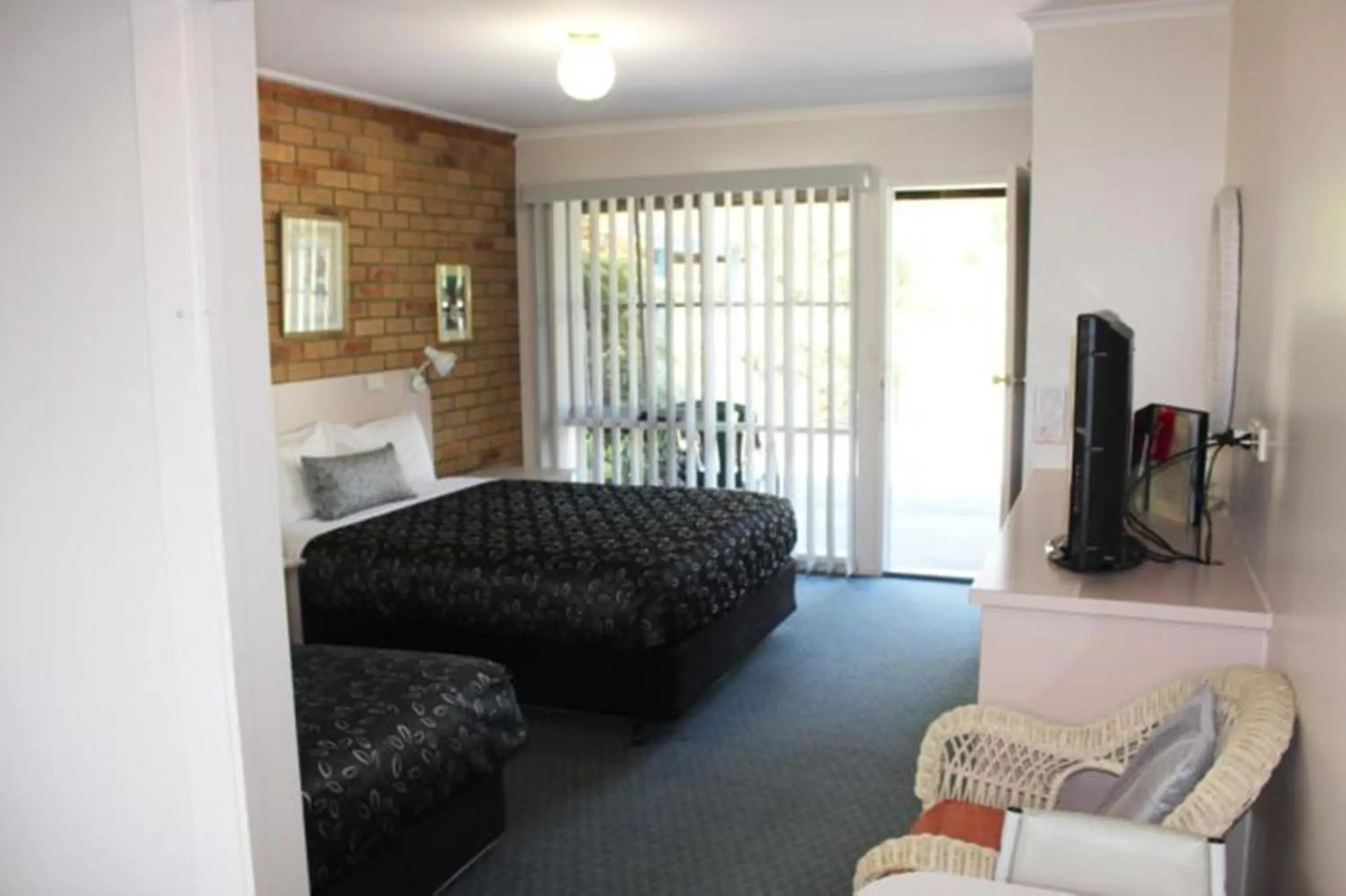 Day in The Balnarring Motel Day in The Balnarring Motel