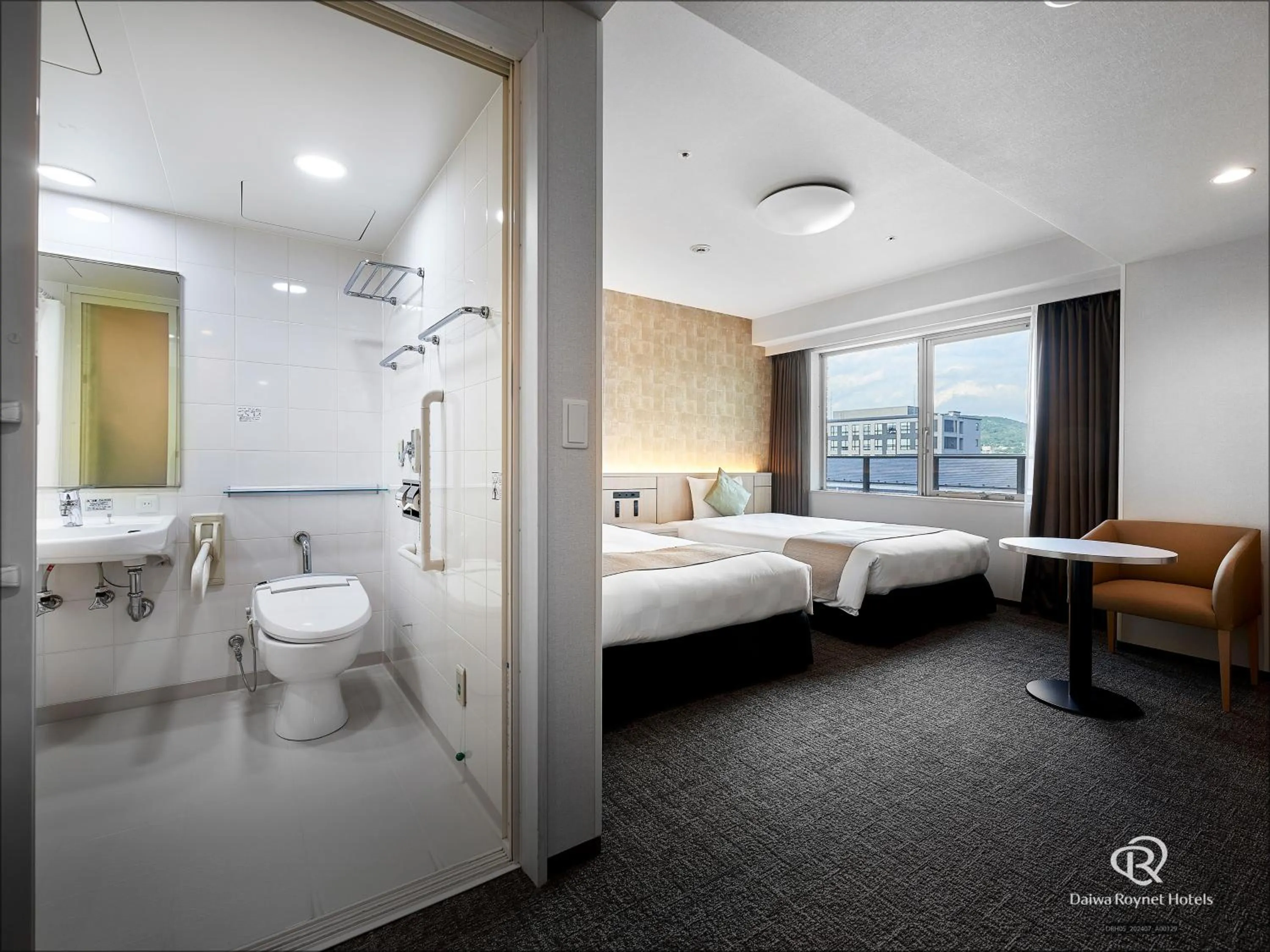 Photo of the whole room, Bed in Daiwa Roynet Hotel Kyoto-Hachijoguchi