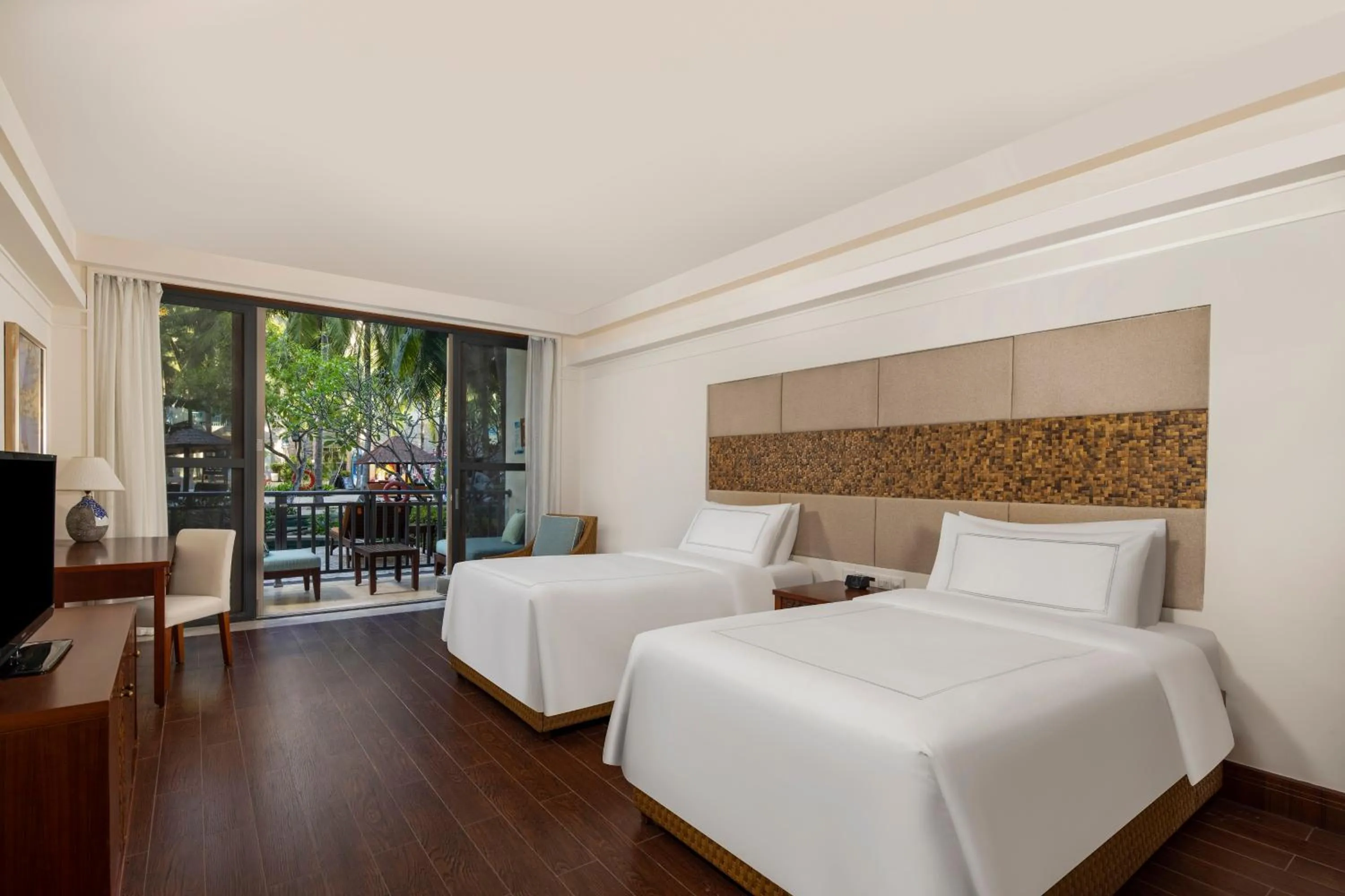 Photo of the whole room, Bed in Swissôtel & Spa Sanya Yalong Bay