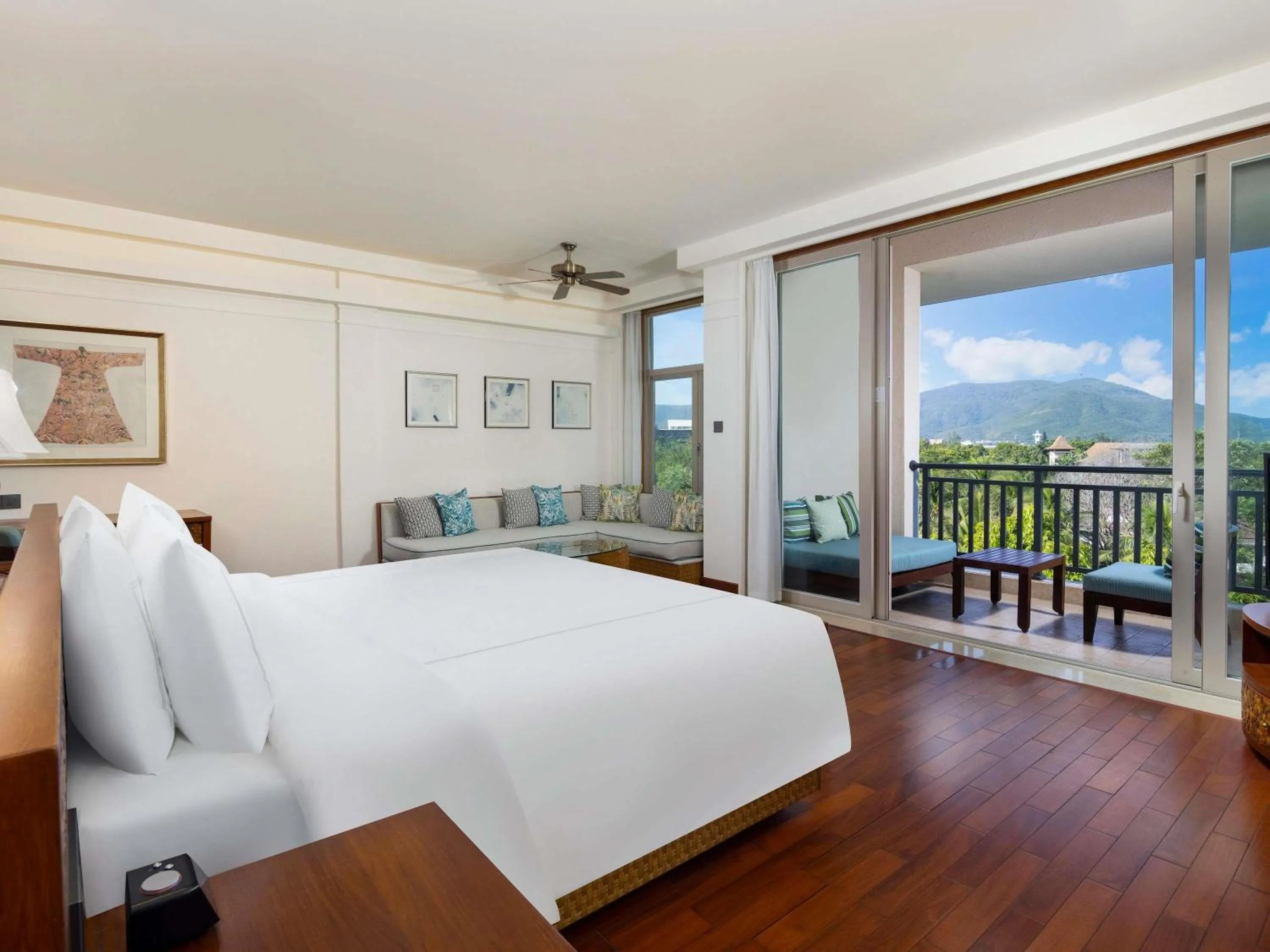 Bedroom, Bed in Swissôtel & Spa Sanya Yalong Bay