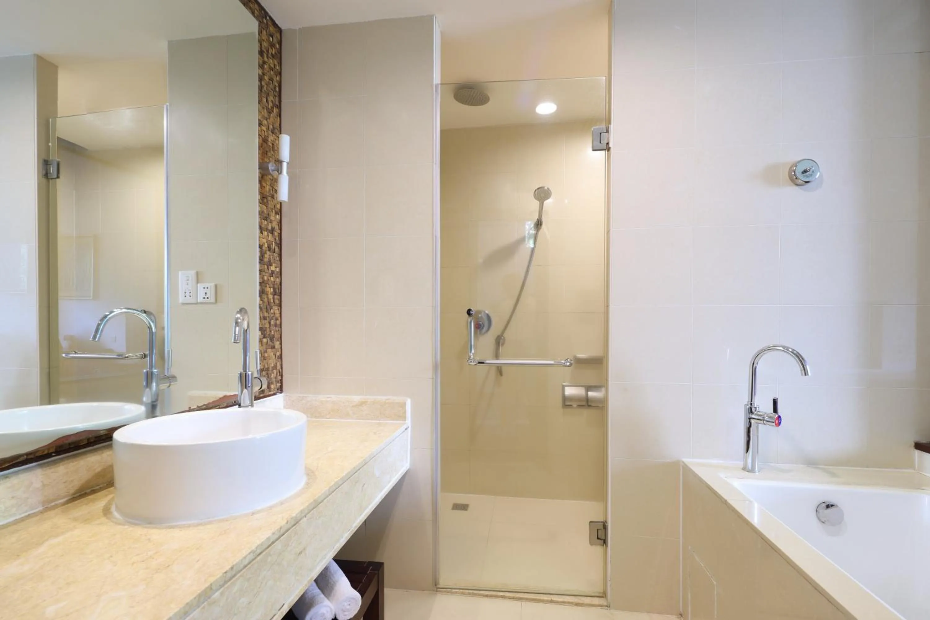 Shower in Swissôtel & Spa Sanya Yalong Bay