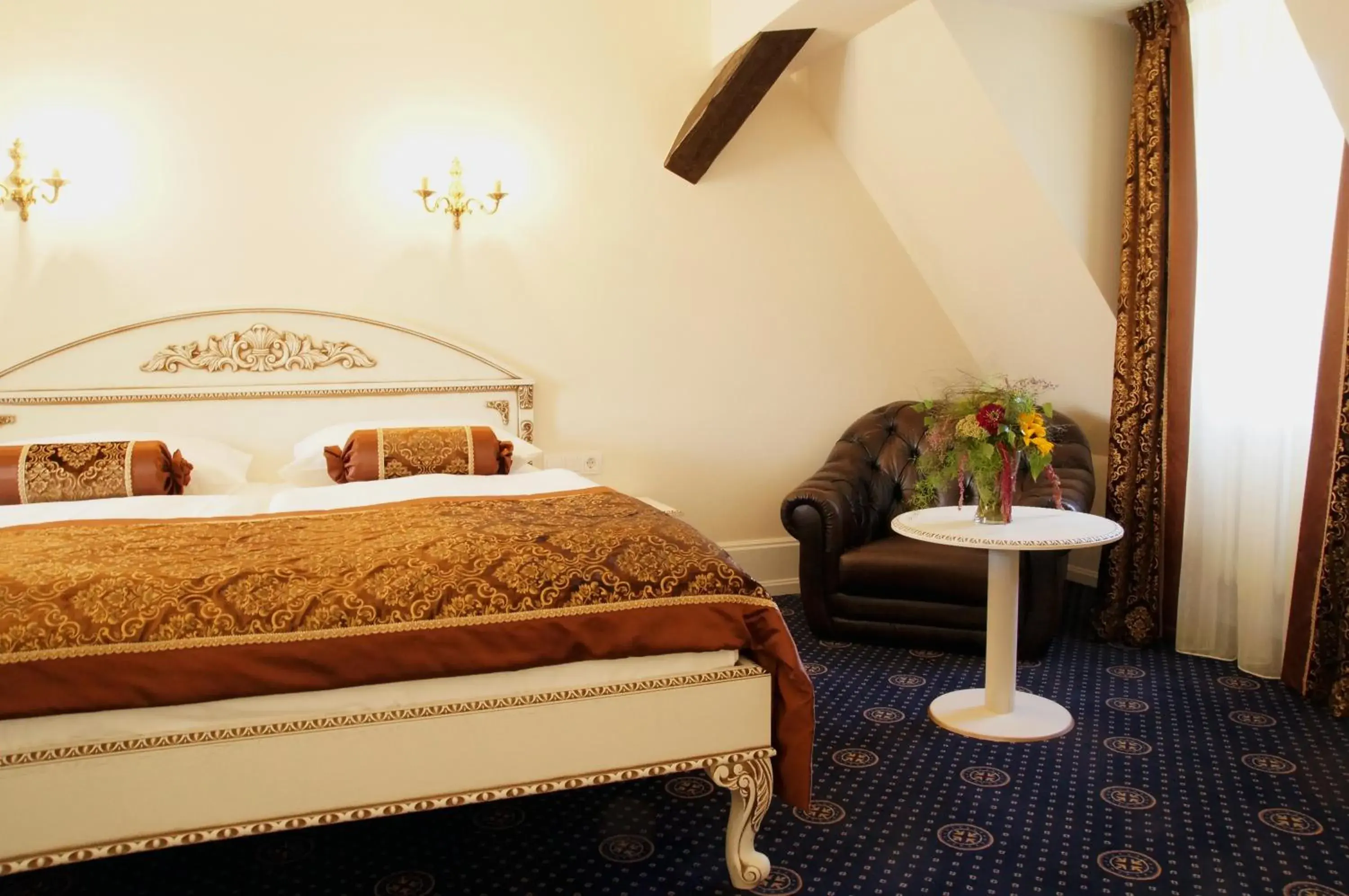 Photo of the whole room, Bed in Schloss Hotel Wolfsbrunnen