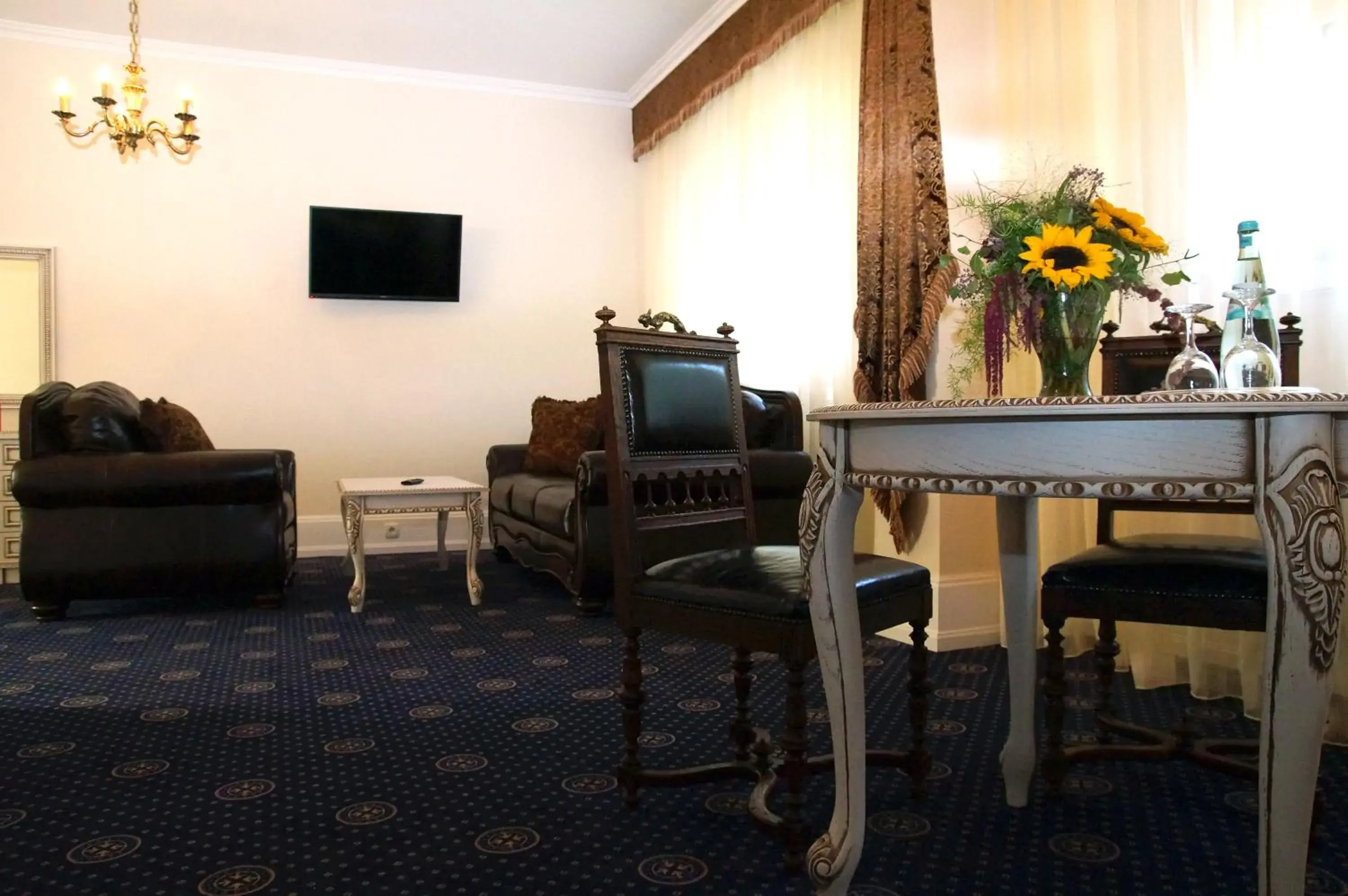 Photo of the whole room, Seating Area in Schloss Hotel Wolfsbrunnen