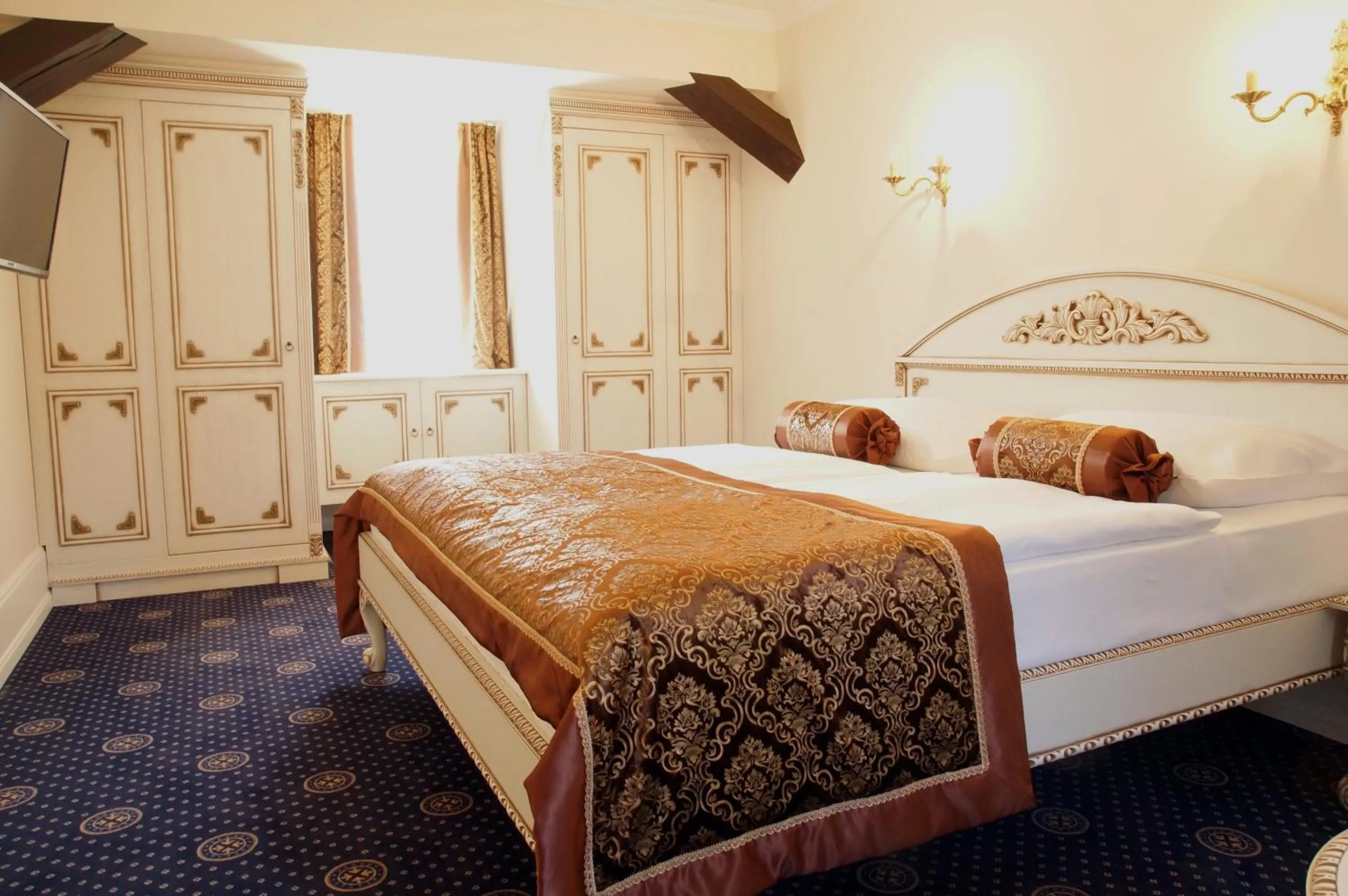 Photo of the whole room, Bed in Schloss Hotel Wolfsbrunnen