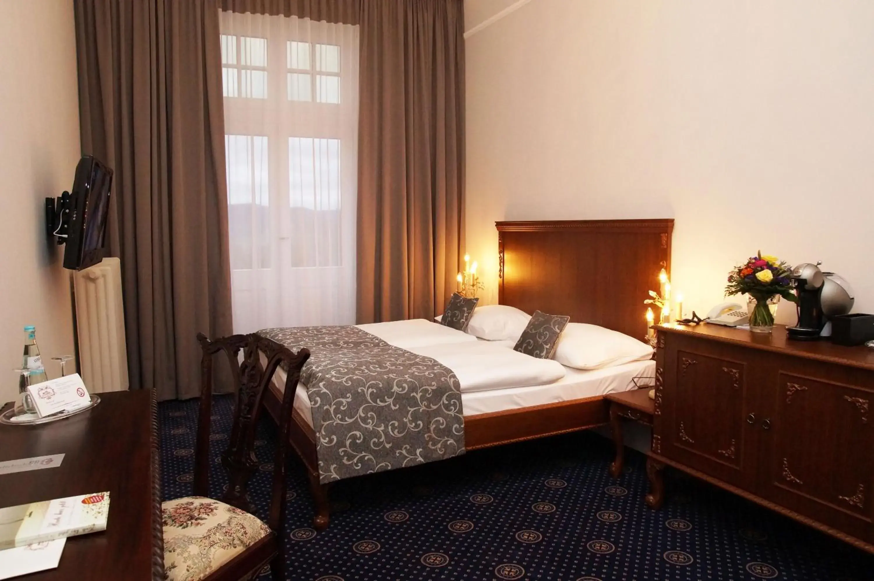 Bed, Room Photo in Schloss Hotel Wolfsbrunnen