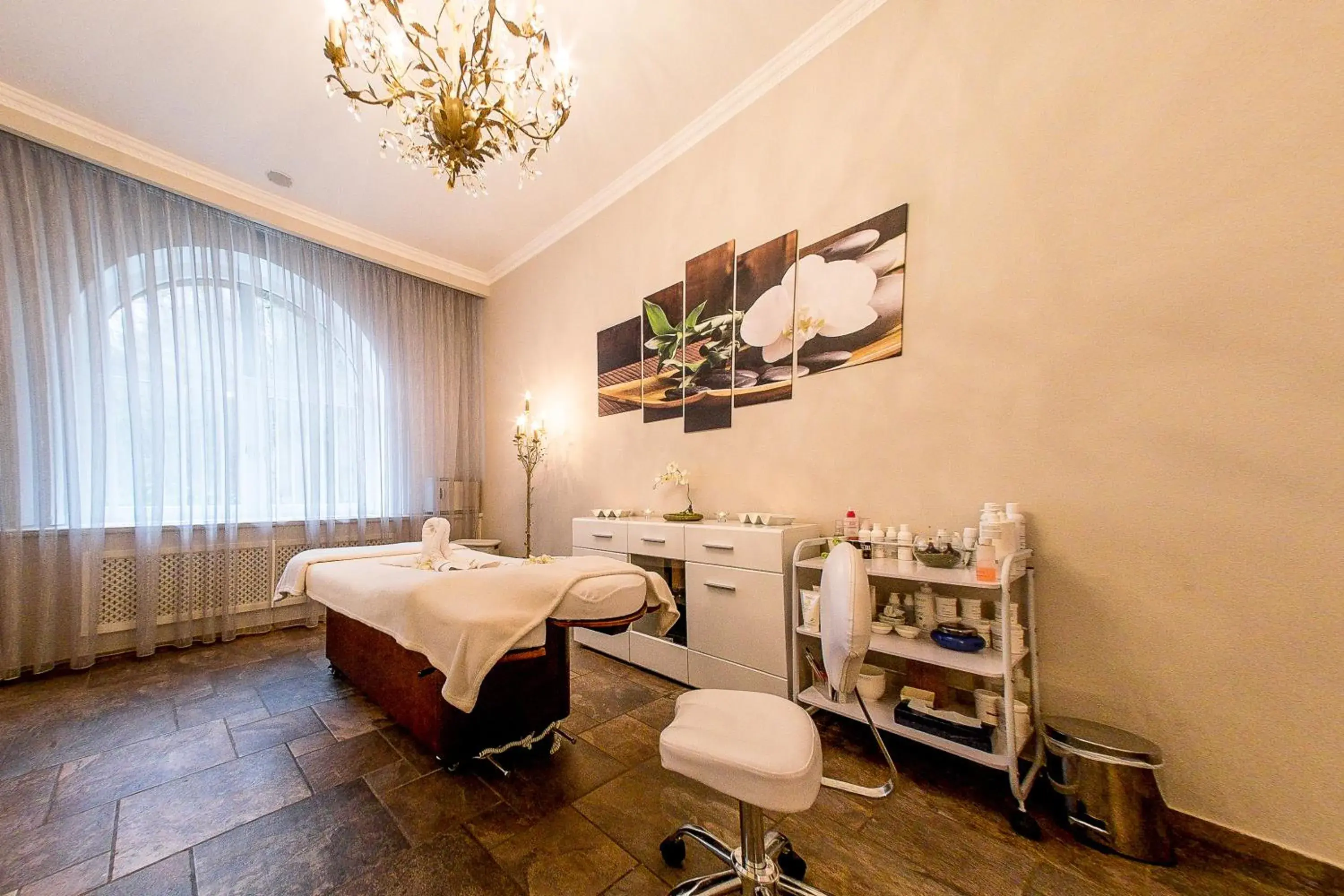 Massage, Restaurant/Places to Eat in Schloss Hotel Wolfsbrunnen