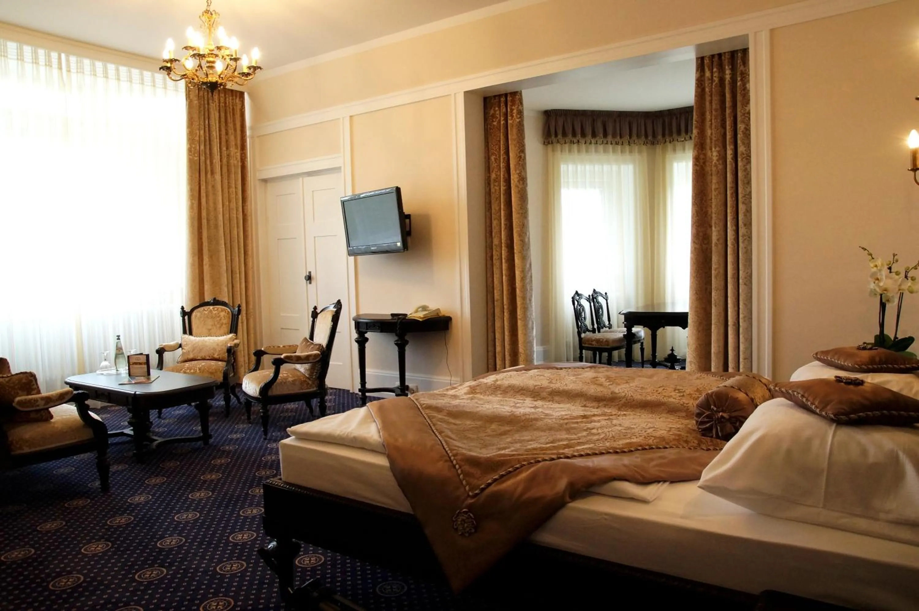 Photo of the whole room, Bed in Schloss Hotel Wolfsbrunnen