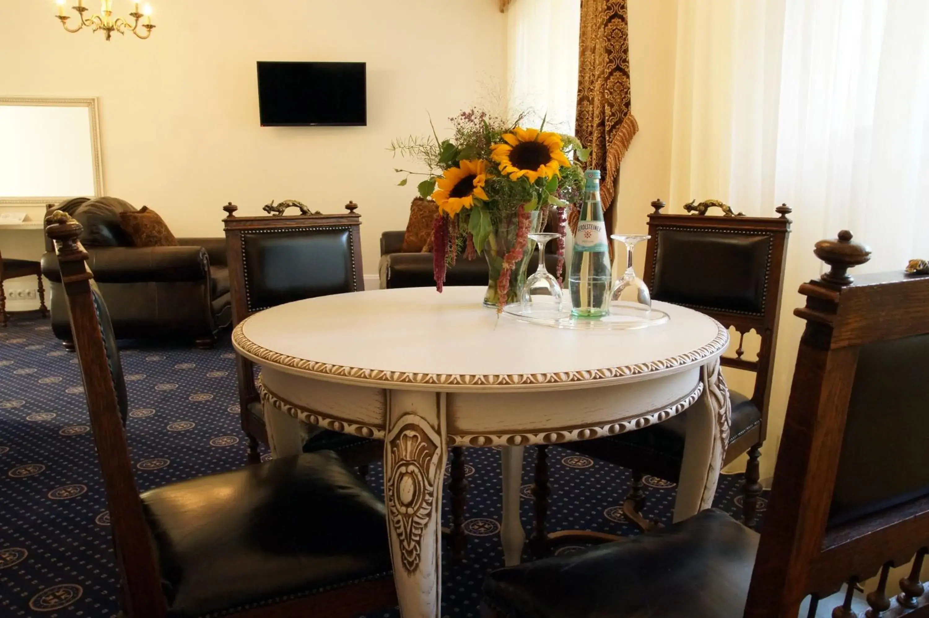 Photo of the whole room, Dining Area in Schloss Hotel Wolfsbrunnen