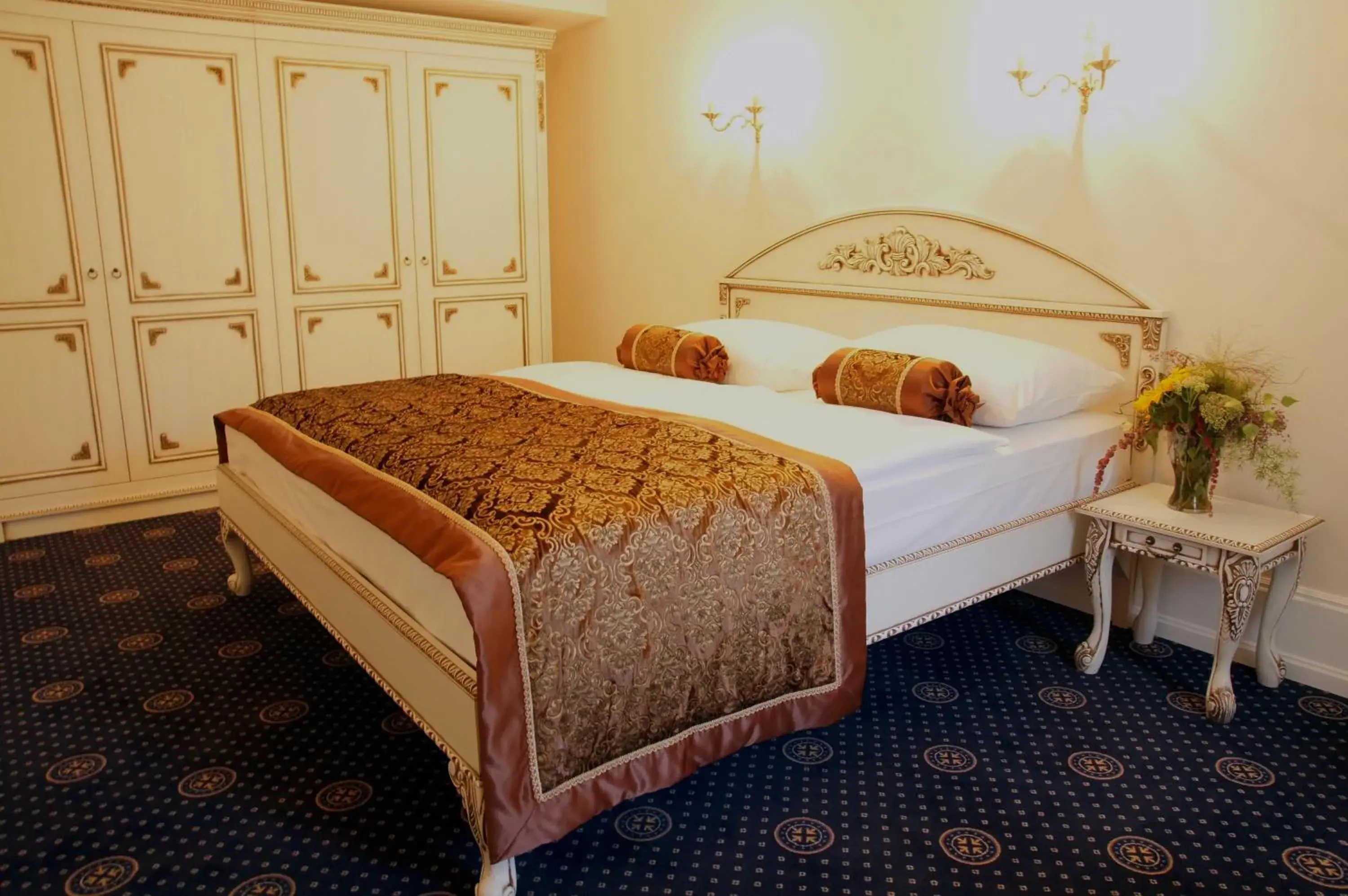 Photo of the whole room, Bed in Schloss Hotel Wolfsbrunnen