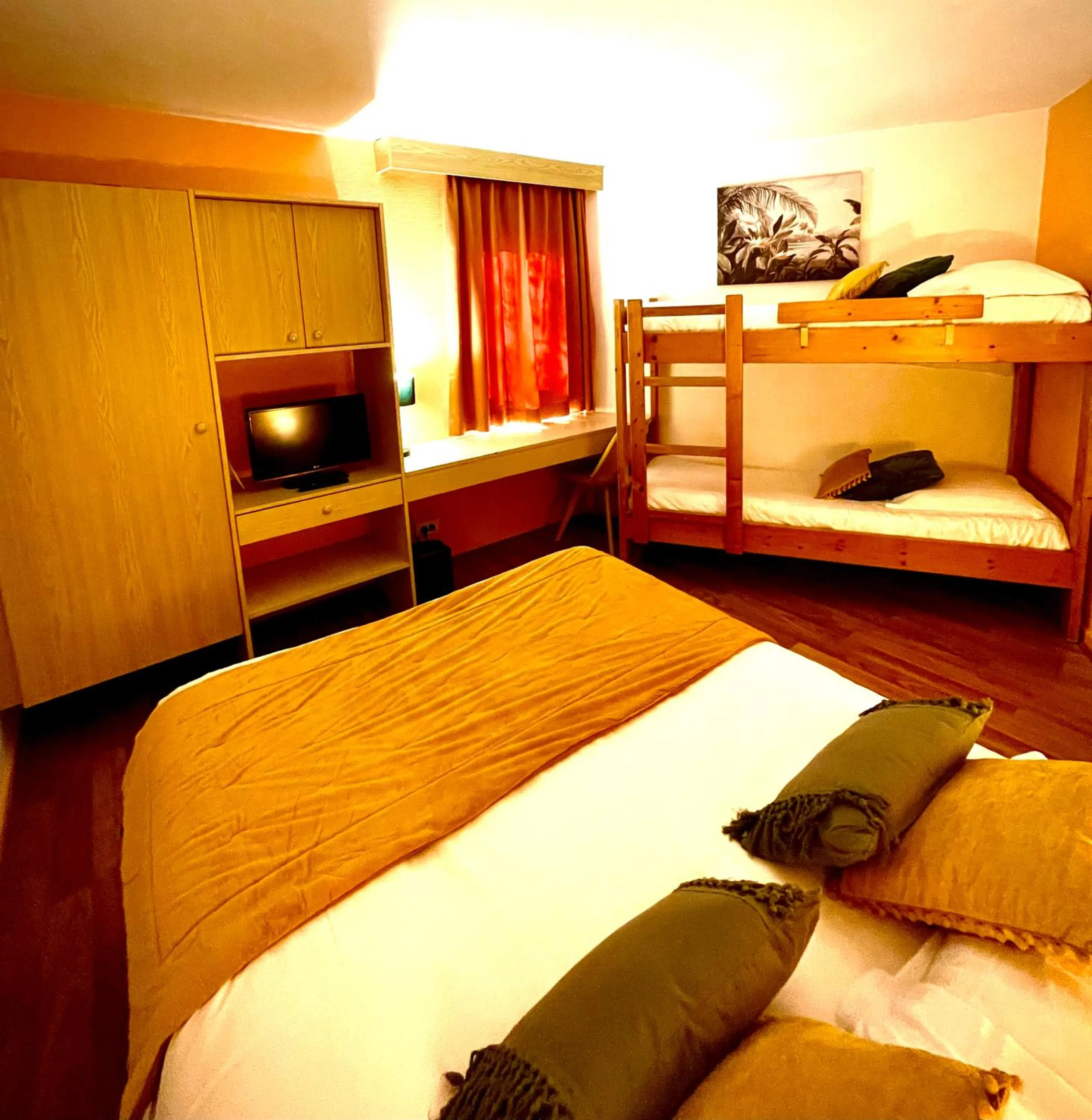 Photo of the whole room, Bed in Le Mont Brouilly