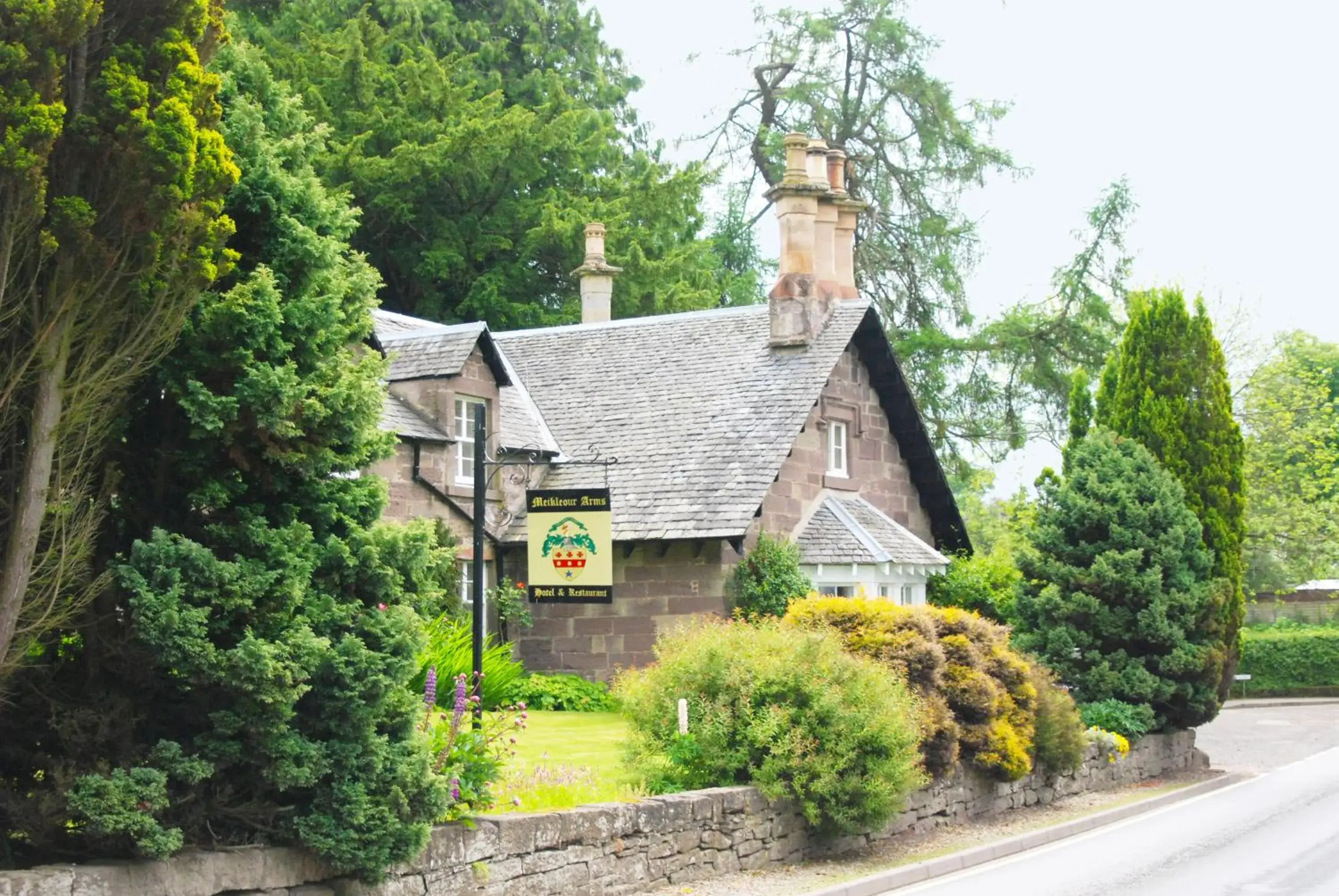 Property building in Meikleour Arms Hotel & Restaurant Property building in Meikleour Arms Hotel & Restaurant