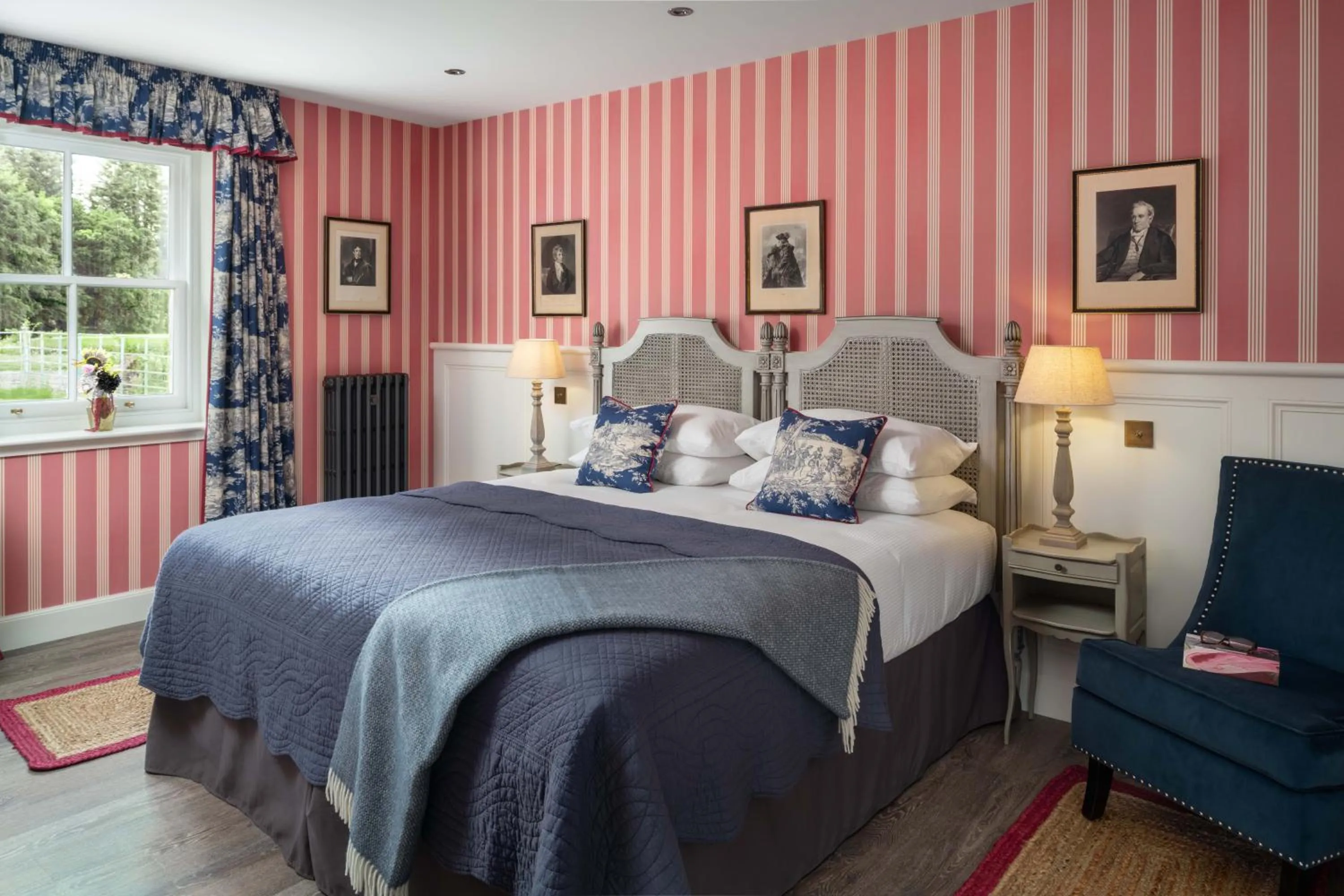 Bed in Meikleour Arms Hotel & Restaurant