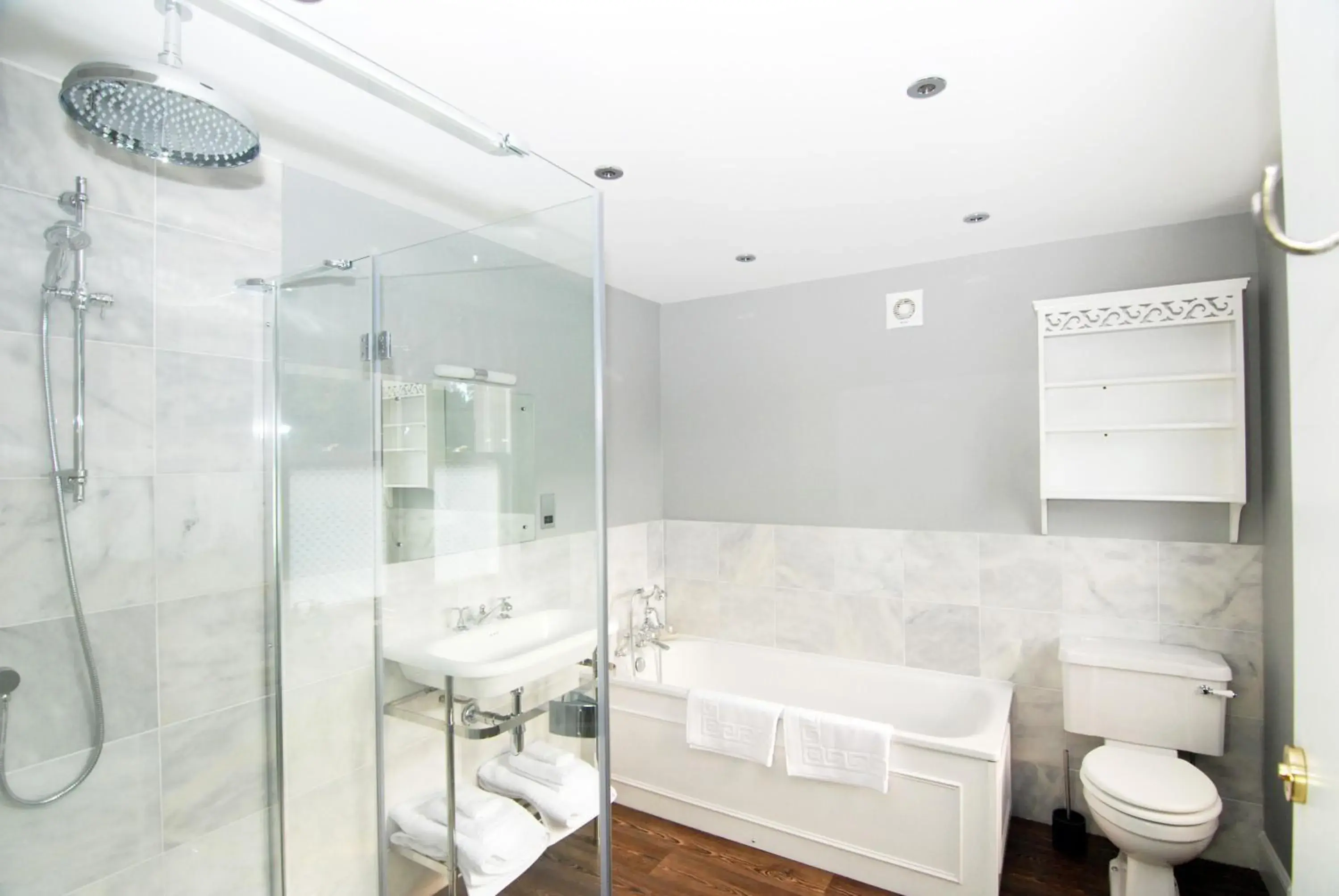 Bathroom in Meikleour Arms Hotel & Restaurant Bathroom in Meikleour Arms Hotel & Restaurant