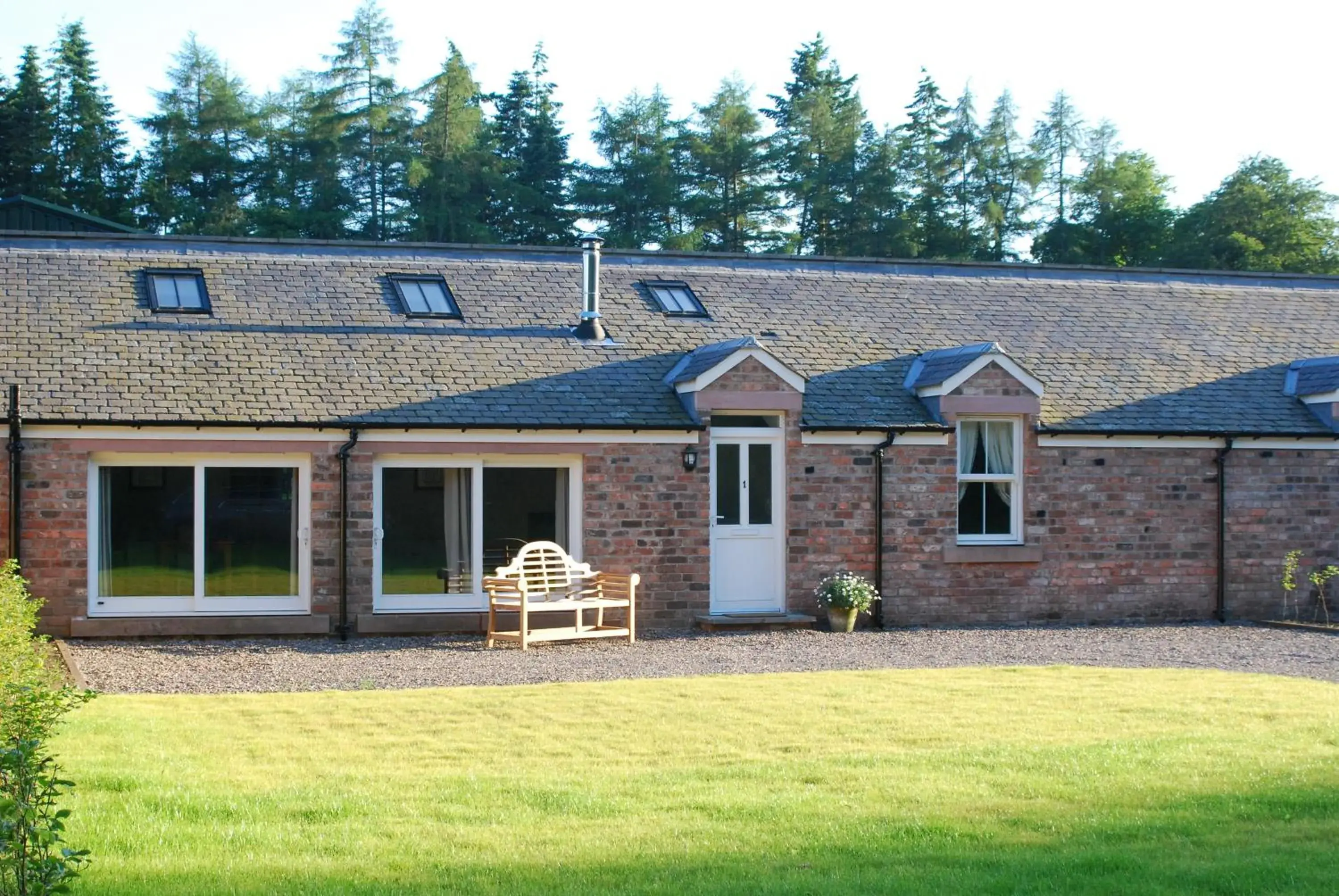 Garden in Meikleour Arms Hotel & Restaurant Garden in Meikleour Arms Hotel & Restaurant